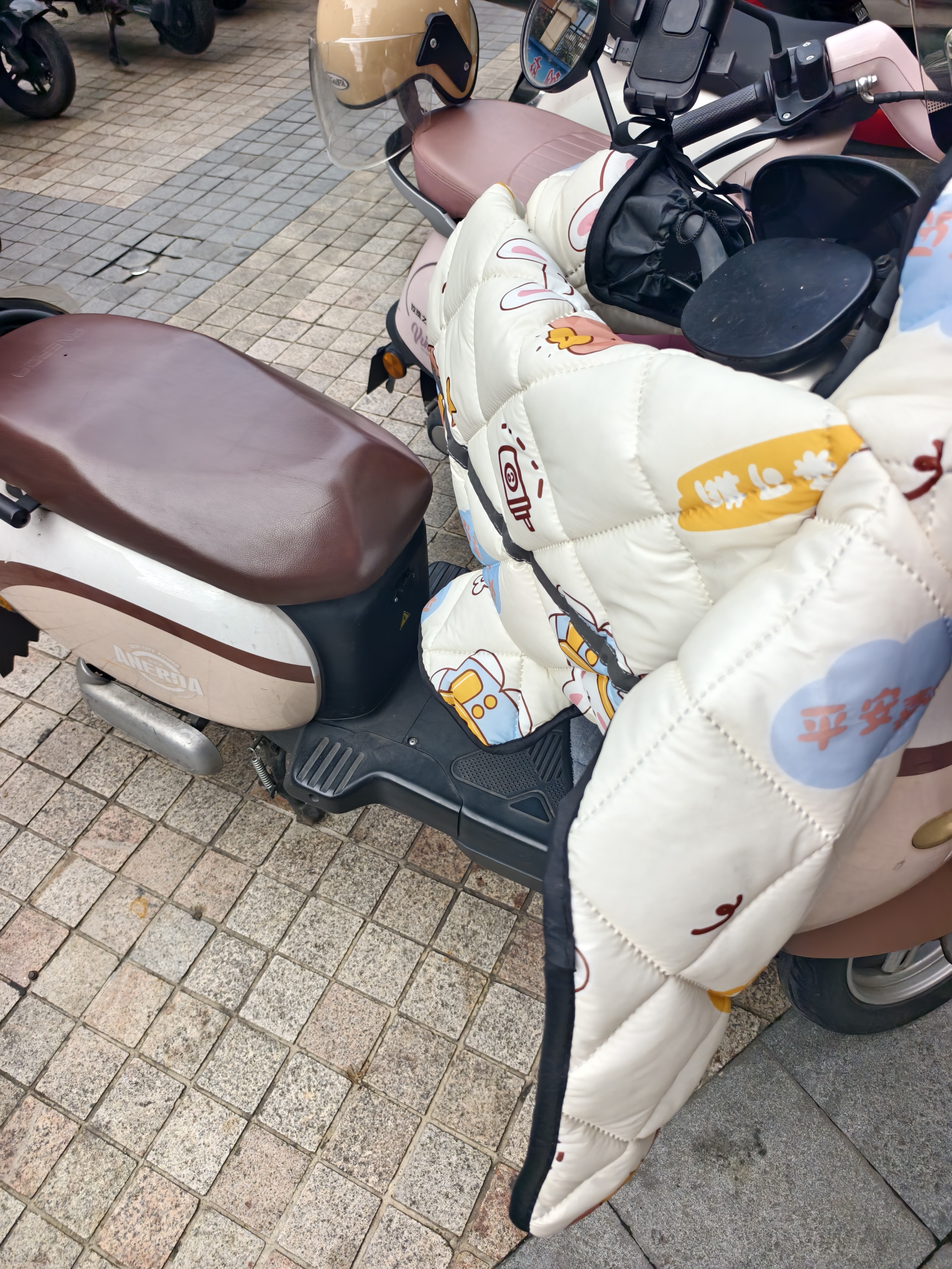 【2万人回购】电动车挡风被冬季新款防水防风挡风罩加绒加厚加大护膝电瓶车保暖 护脖-大侧翼-双袖口-恋爱兔 实拍图