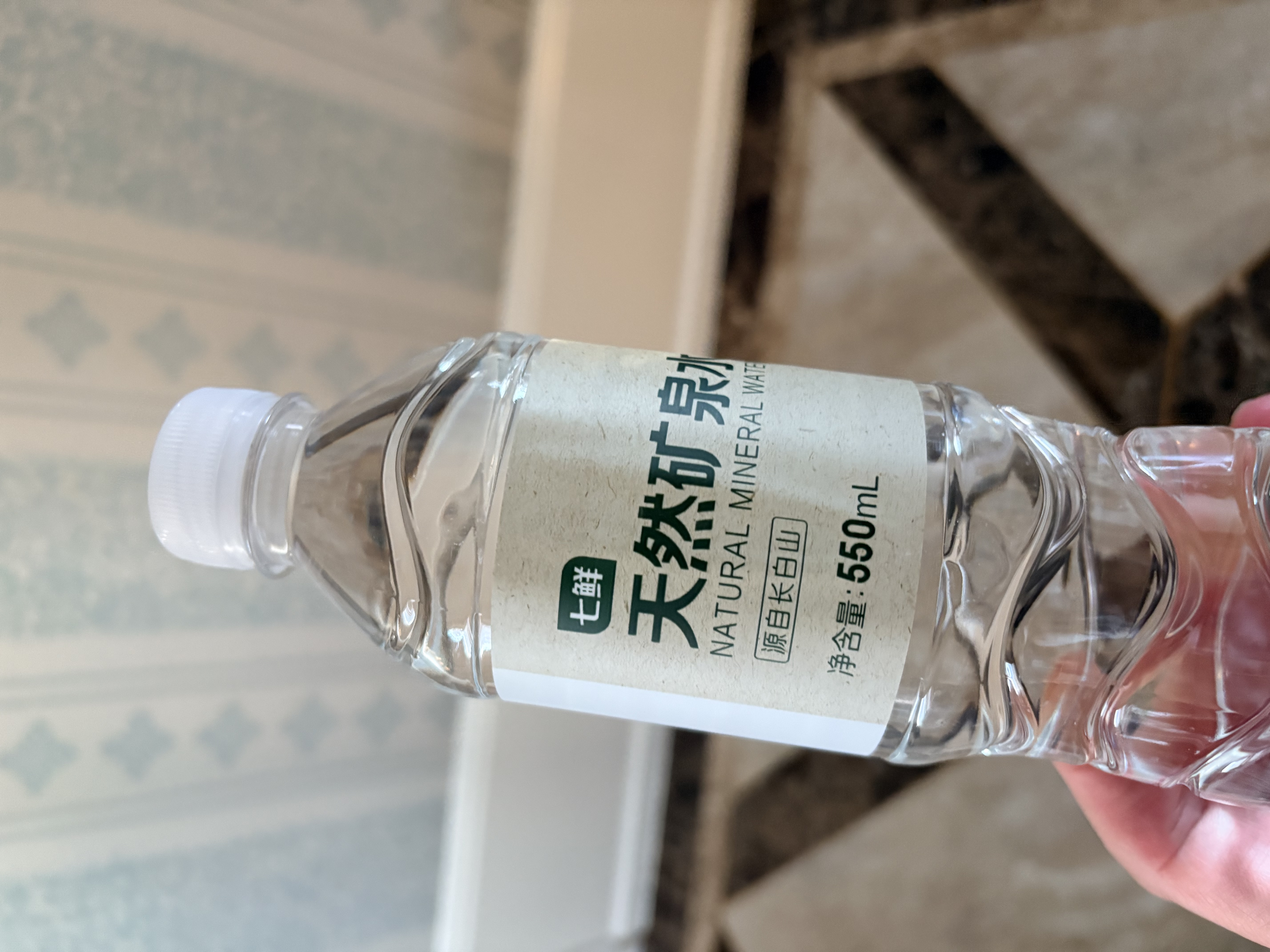 七鲜长白山天然矿泉水550ml*12 实拍图