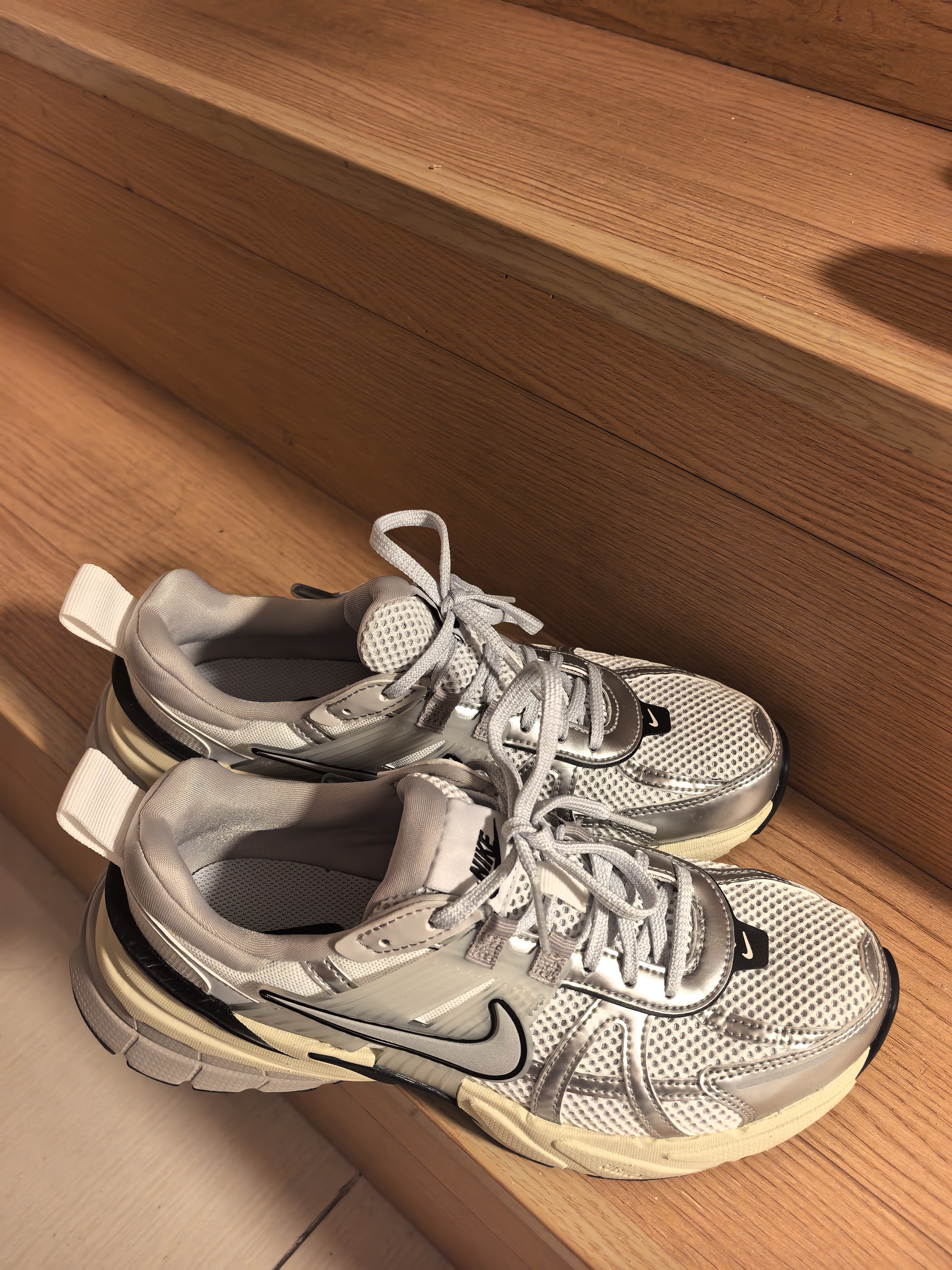 耐克NIKE女子休闲鞋W NIKE V2K RUN运动鞋FD0736-100白灰黑38.5 码 实拍图