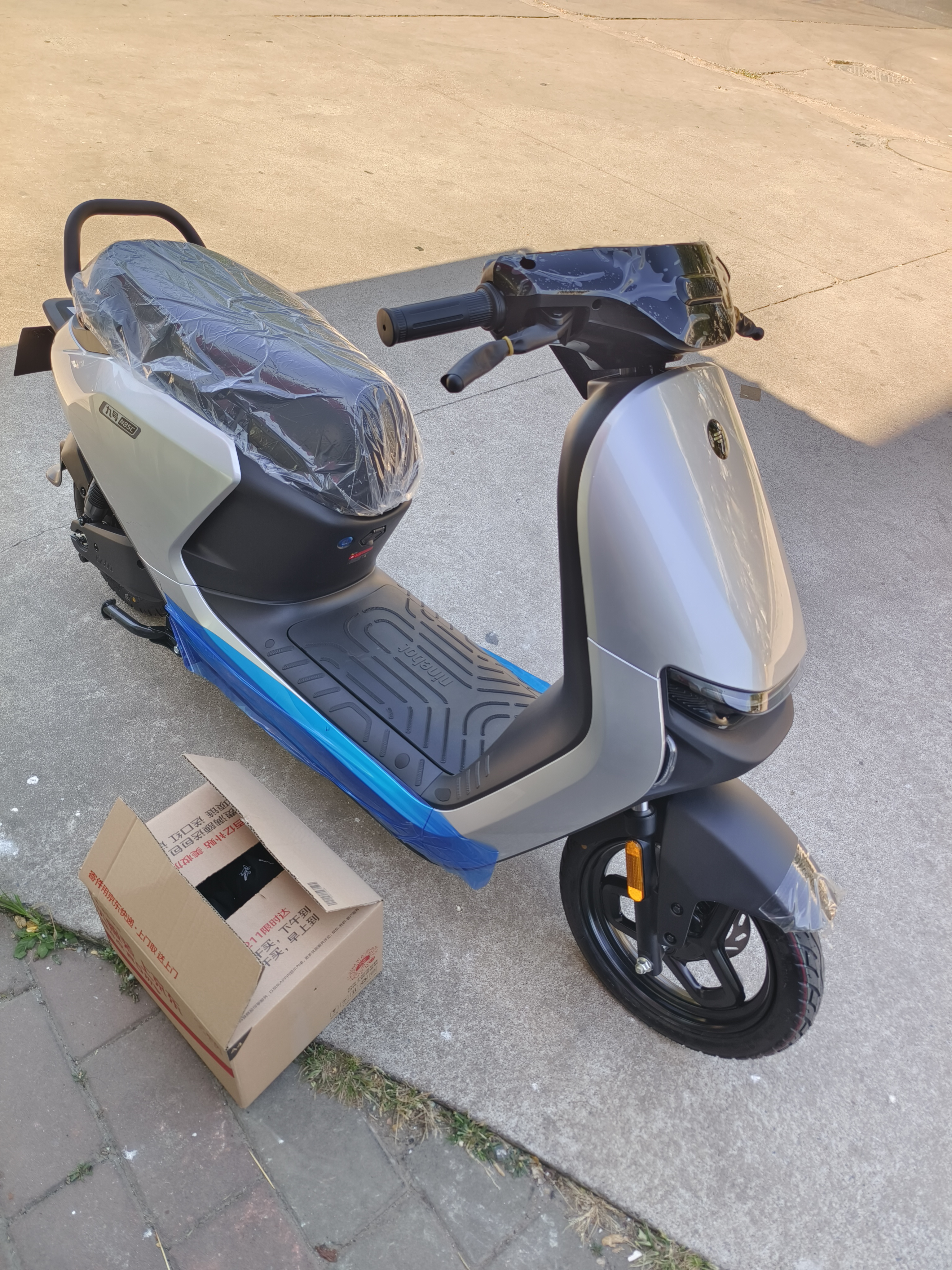 九号（Ninebot）N85C电动摩托车 9号电动电瓶车成人小型铅酸电摩-吉利银 实拍图