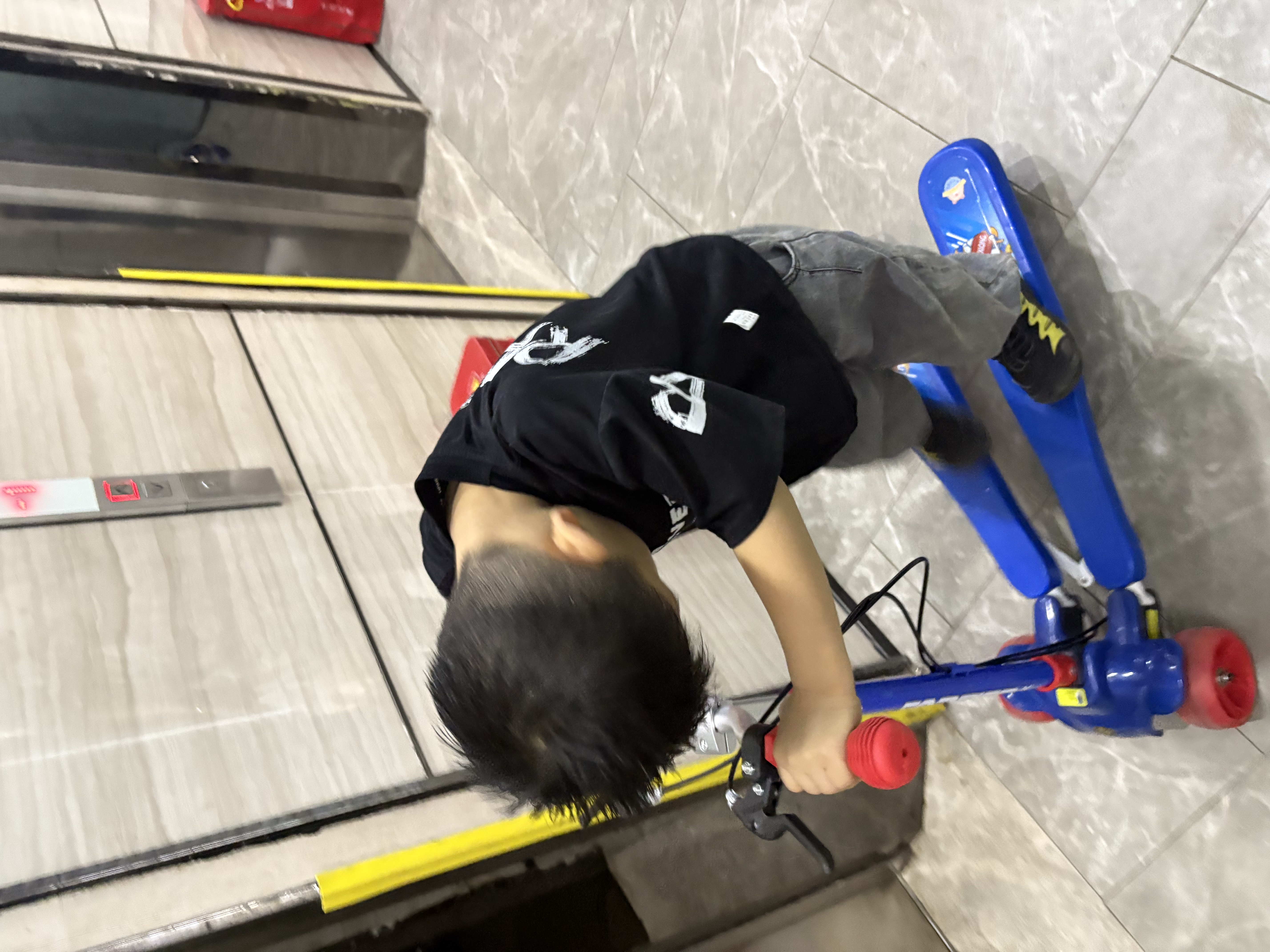 永久（FOREVER）儿童蛙式滑板车3-12岁男女孩宝宝双脚剪刀车四轮滑滑划板车童车 蓝色双脚款【加宽轮+手动刹车】 实拍图