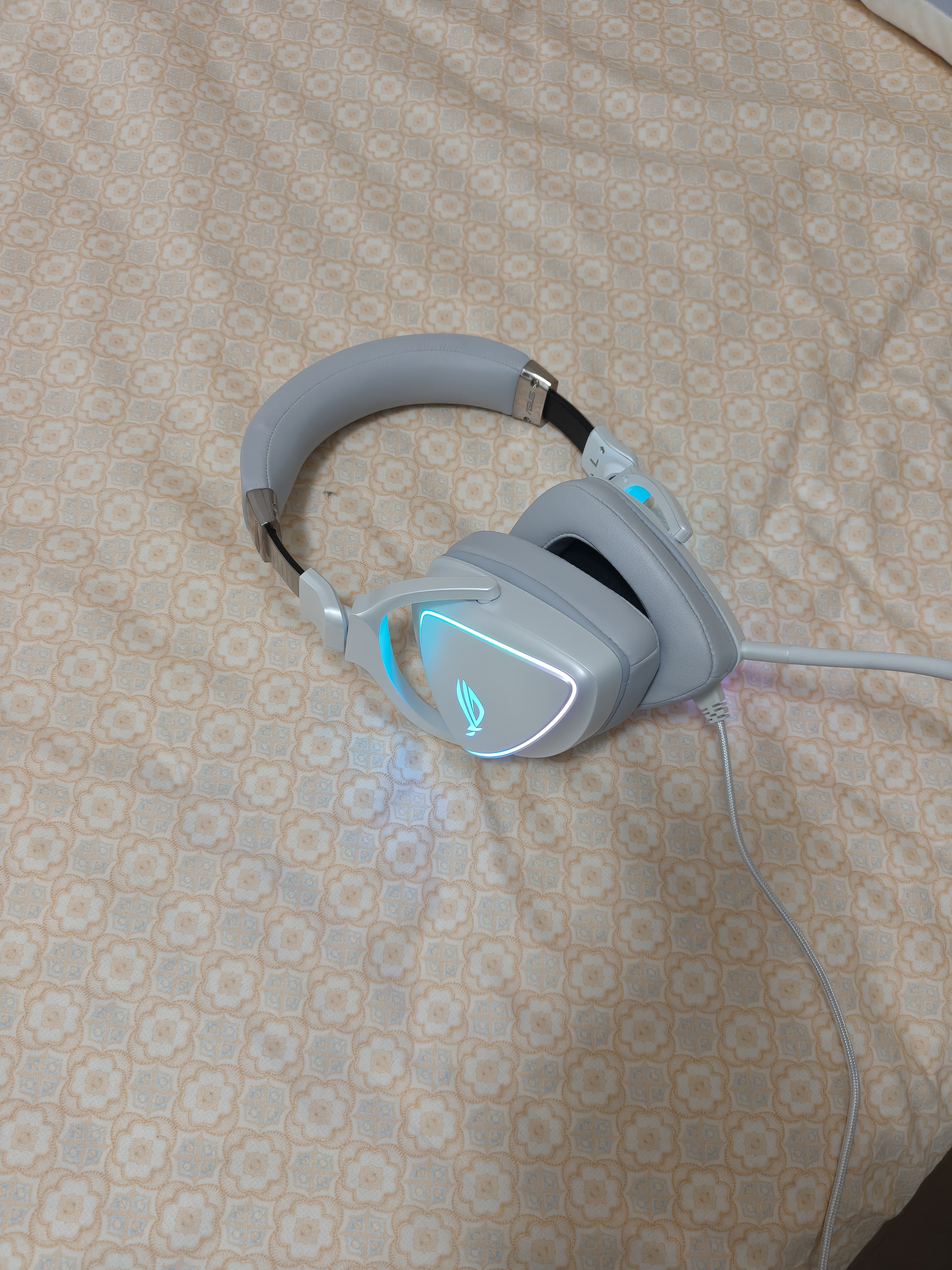 ROG棱镜白色限定版 游戏耳机有线耳麦 头戴式耳麦带麦克风 环绕7.1音效USB/TypeC接口 适配影之刃零 实拍图