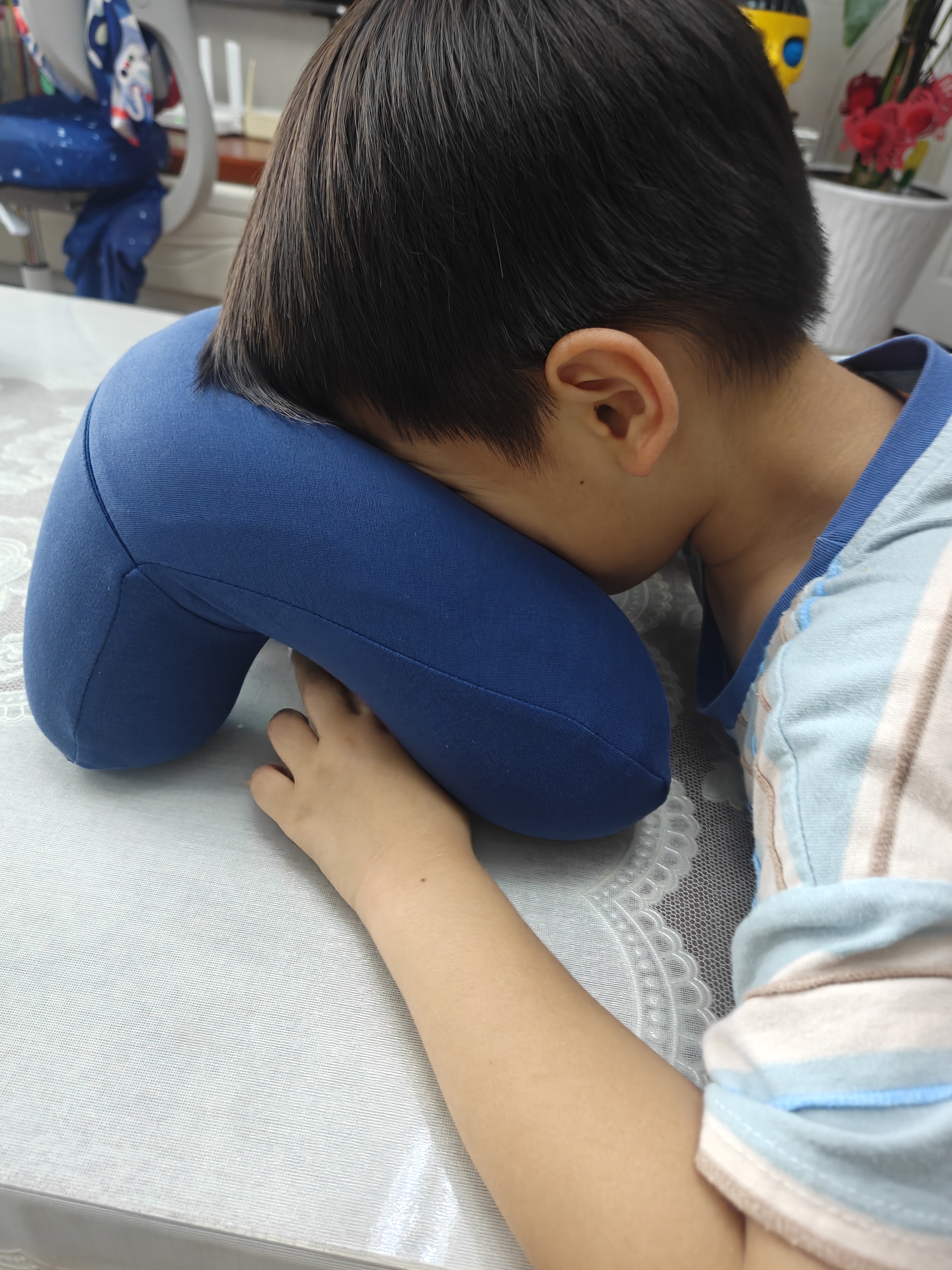 可韵（CORY）午睡枕小学生抱枕儿童趴睡枕头便携午觉办公室午休神器 竹炭蓝 实拍图