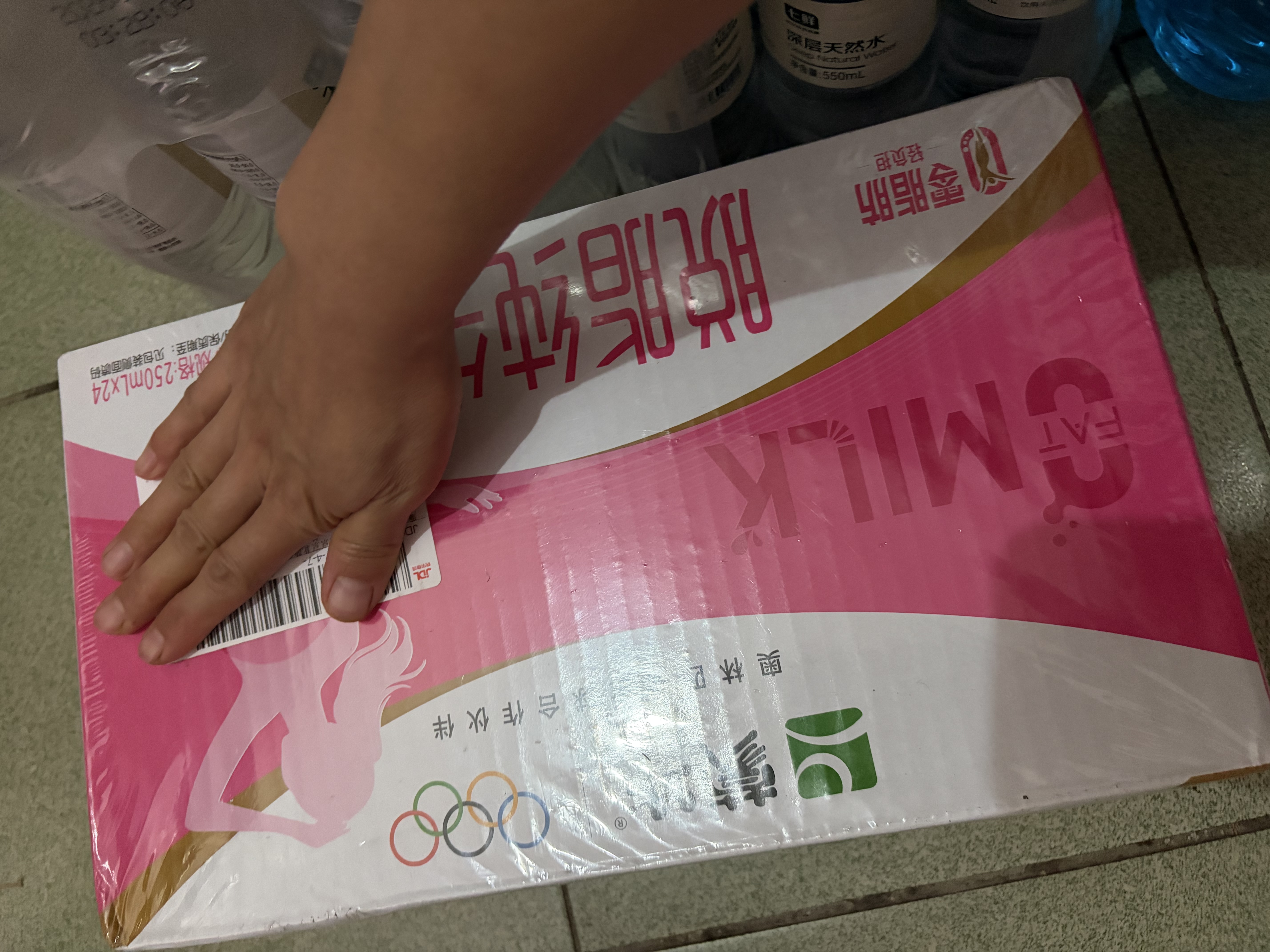蒙牛脱脂纯牛奶250ml*24盒 零脂肪早餐送礼礼盒 实拍图