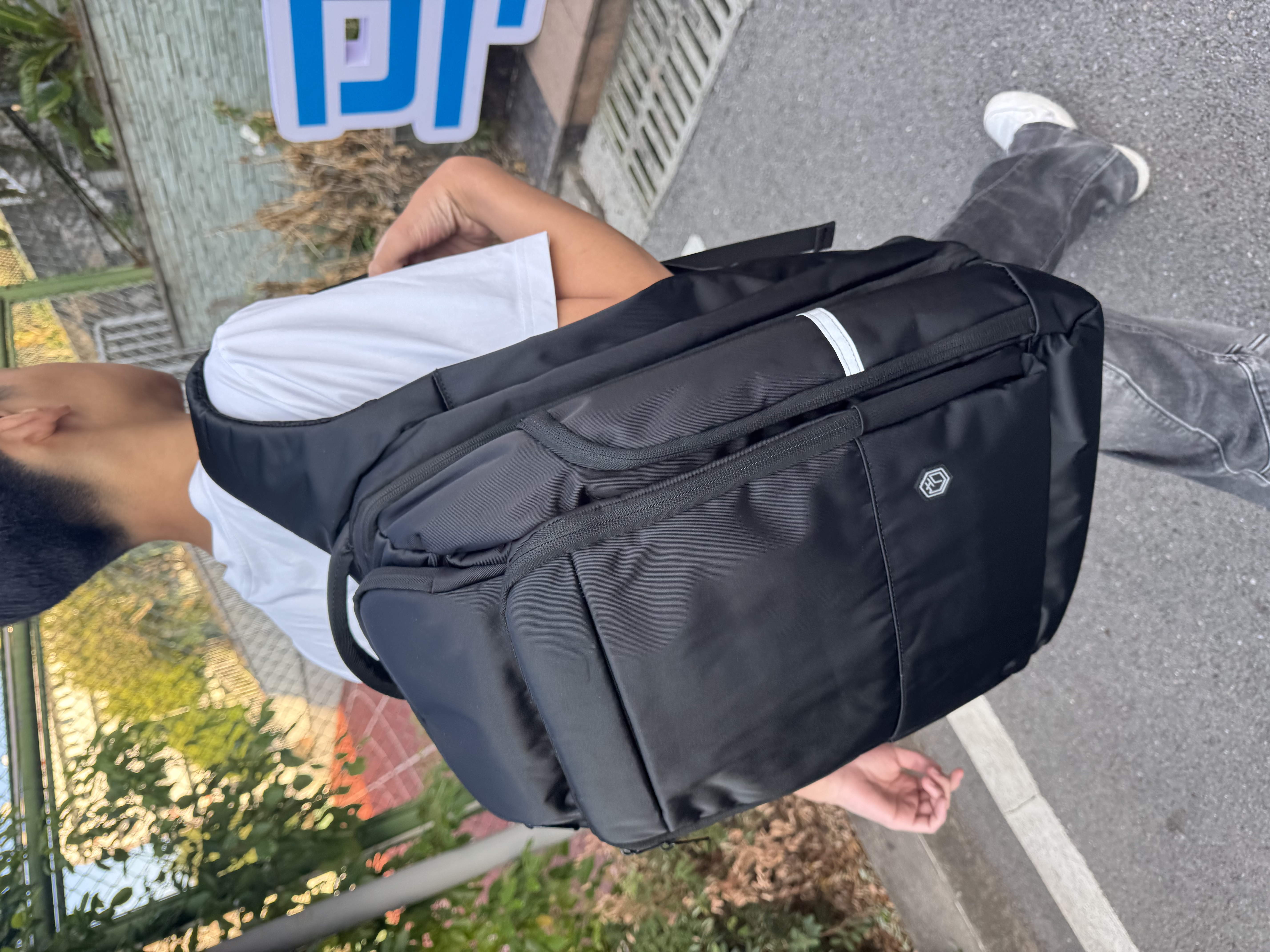 京东京造TANK新款2026运动双肩背包大容量商务通勤出差电脑包男简约风书包 实拍图