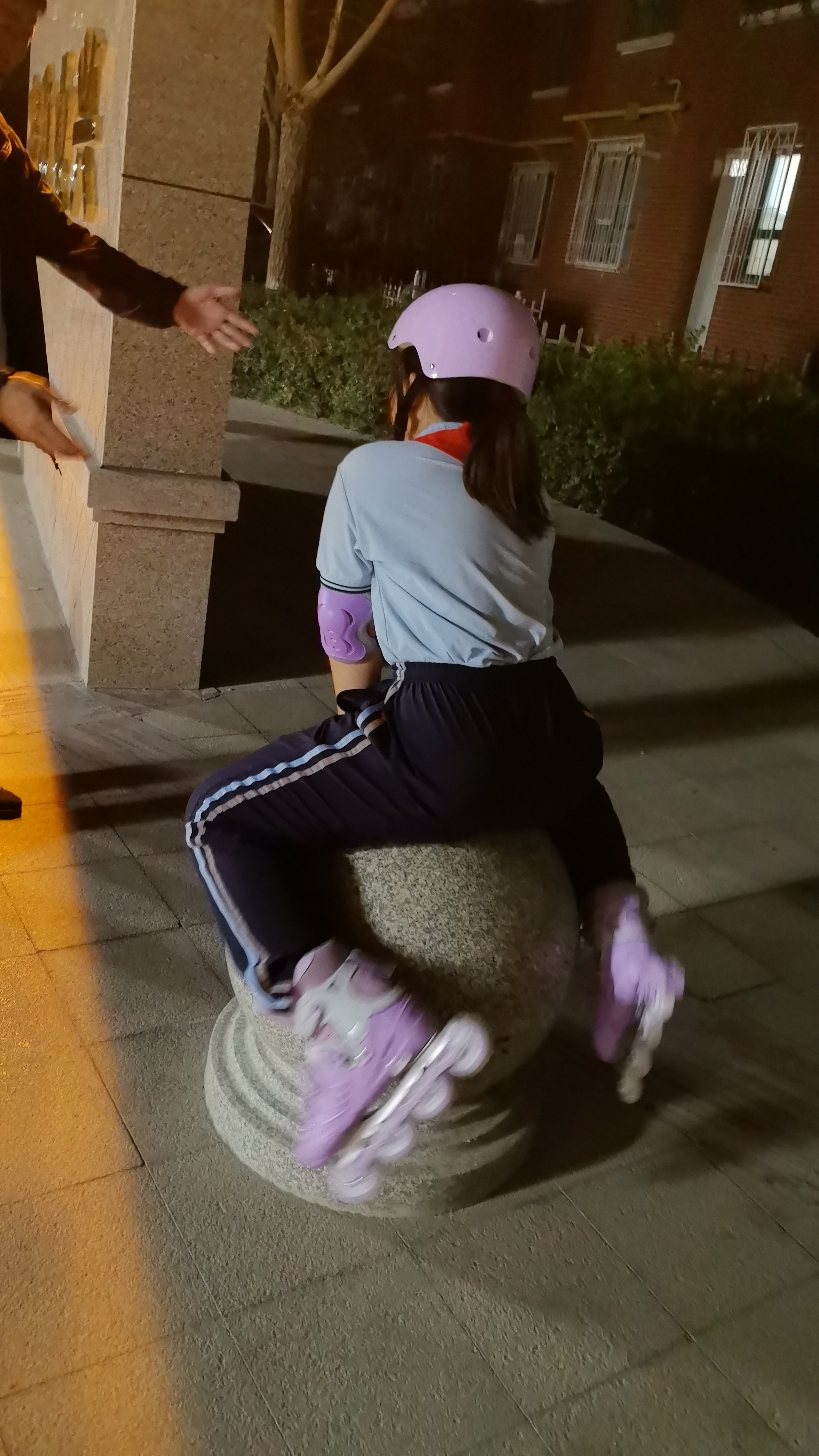 斯威（SWAY）轮滑鞋儿童溜冰鞋男女童初学套装中小学滑轮滑冰旱冰鞋成人直排轮 莫紫八轮全闪+头盔护具+一体支架 L (适合12岁-成人)平时鞋码36-41 实拍图