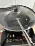 京严传家老炒锅铁锅无涂层炒菜不粘锅家用精铁锅具燃气电磁炉用已开锅 【灶具通用】适合3-5人  赠盖铲  直径 32cm 百年工艺｜传统铁锅｜健康不沾 实拍图