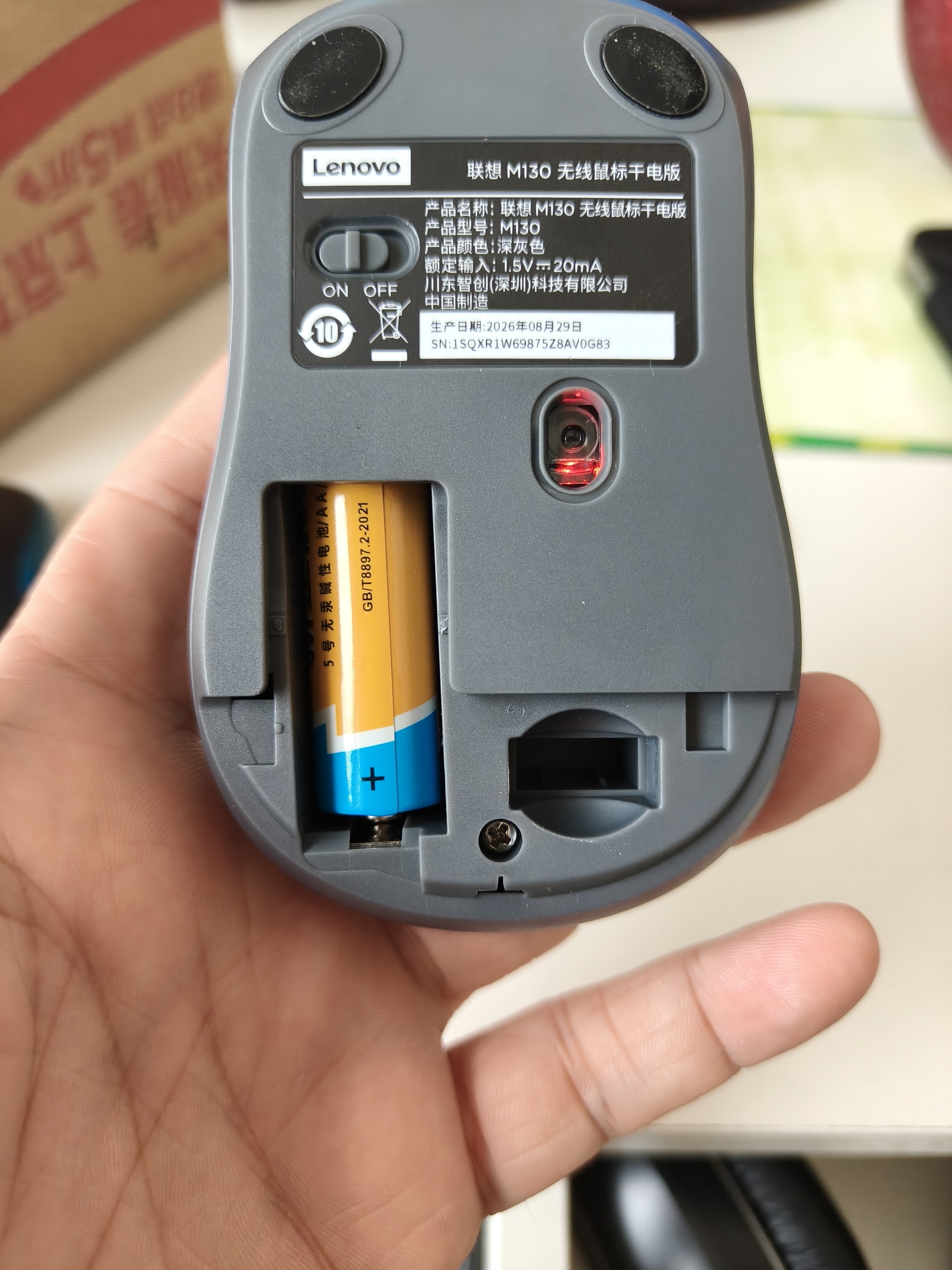 联想（Lenovo）无线鼠标 轻音商务办公鼠标 人体工学 侧键 适用笔记本台式机一体机 M130深灰 实拍图