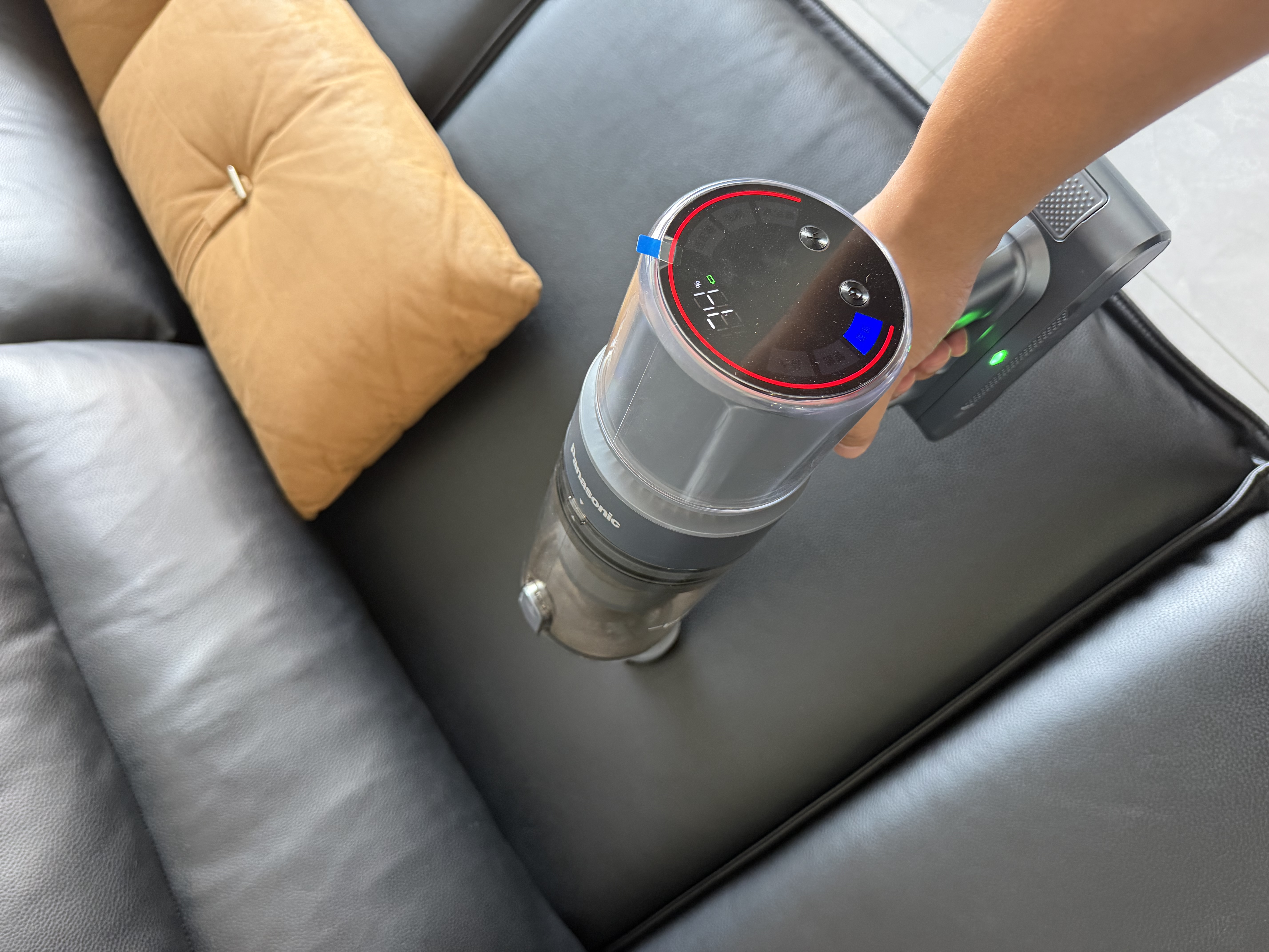 松下（Panasonic）【除尘神器】无线吸尘器家用大吸力手持绿光照显尘吸猫毛四重过滤MC-A31H【可拆电池增加续航】 实拍图