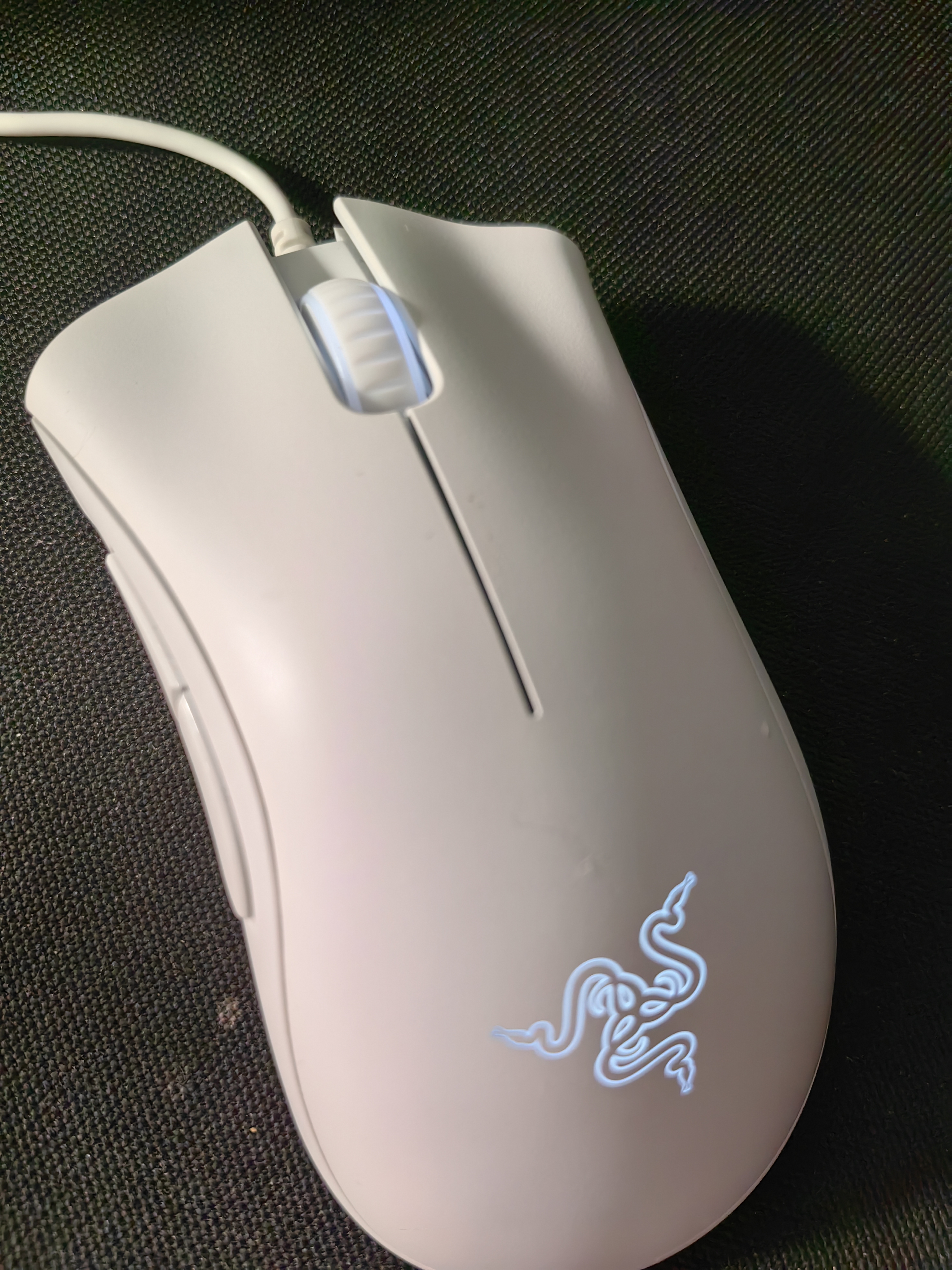 雷蛇（Razer）炼狱蝰蛇标准版有线鼠标 人体工学  电竞游戏 右手通用型 吃鸡/LOL/CS GO游戏鼠标 白色 实拍图