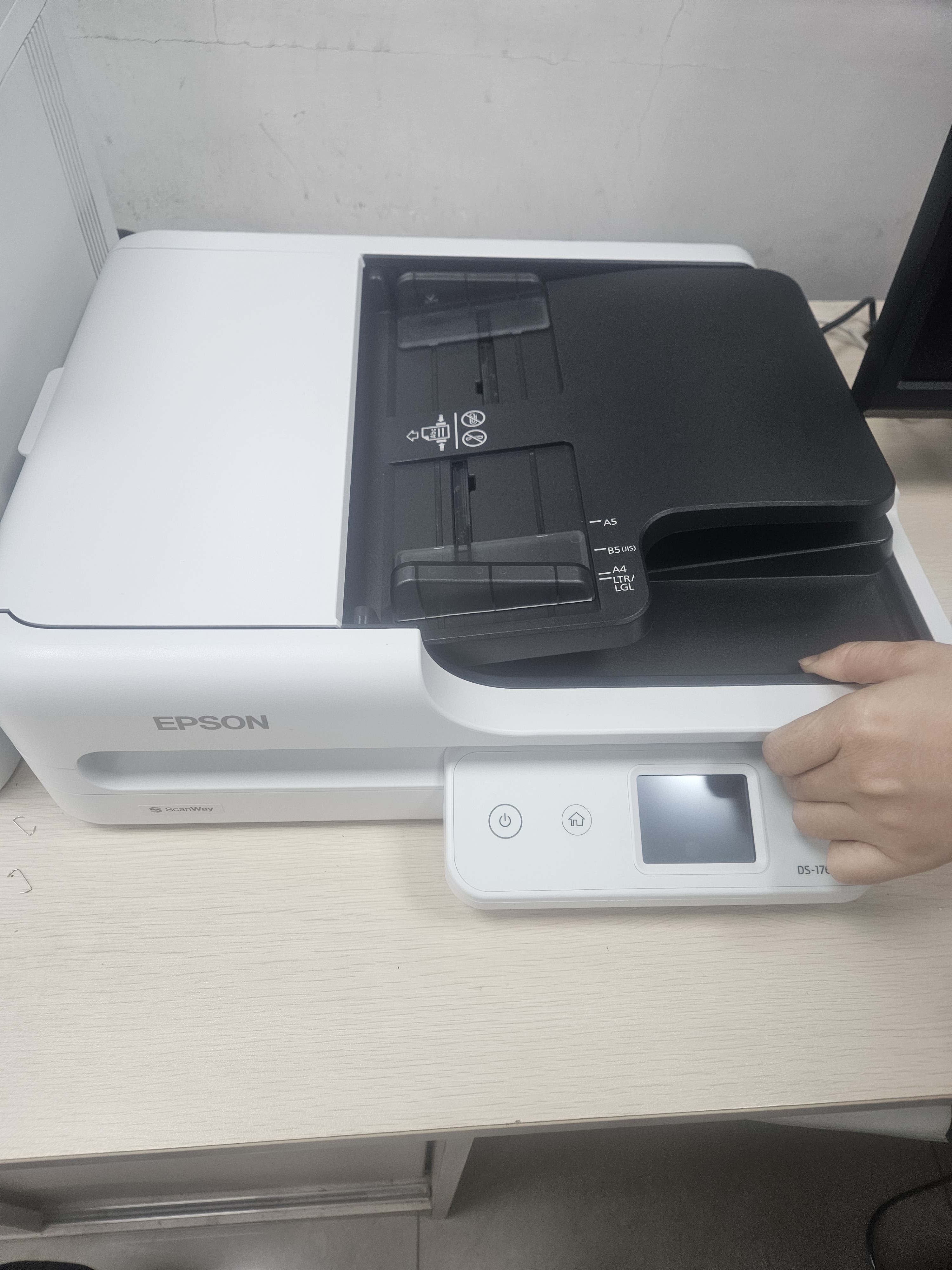 爱普生（EPSON）DS-1760WN扫描仪 A4平板扫描 自动双面 30页/60面分钟 USB+网口+无线连接 实拍图