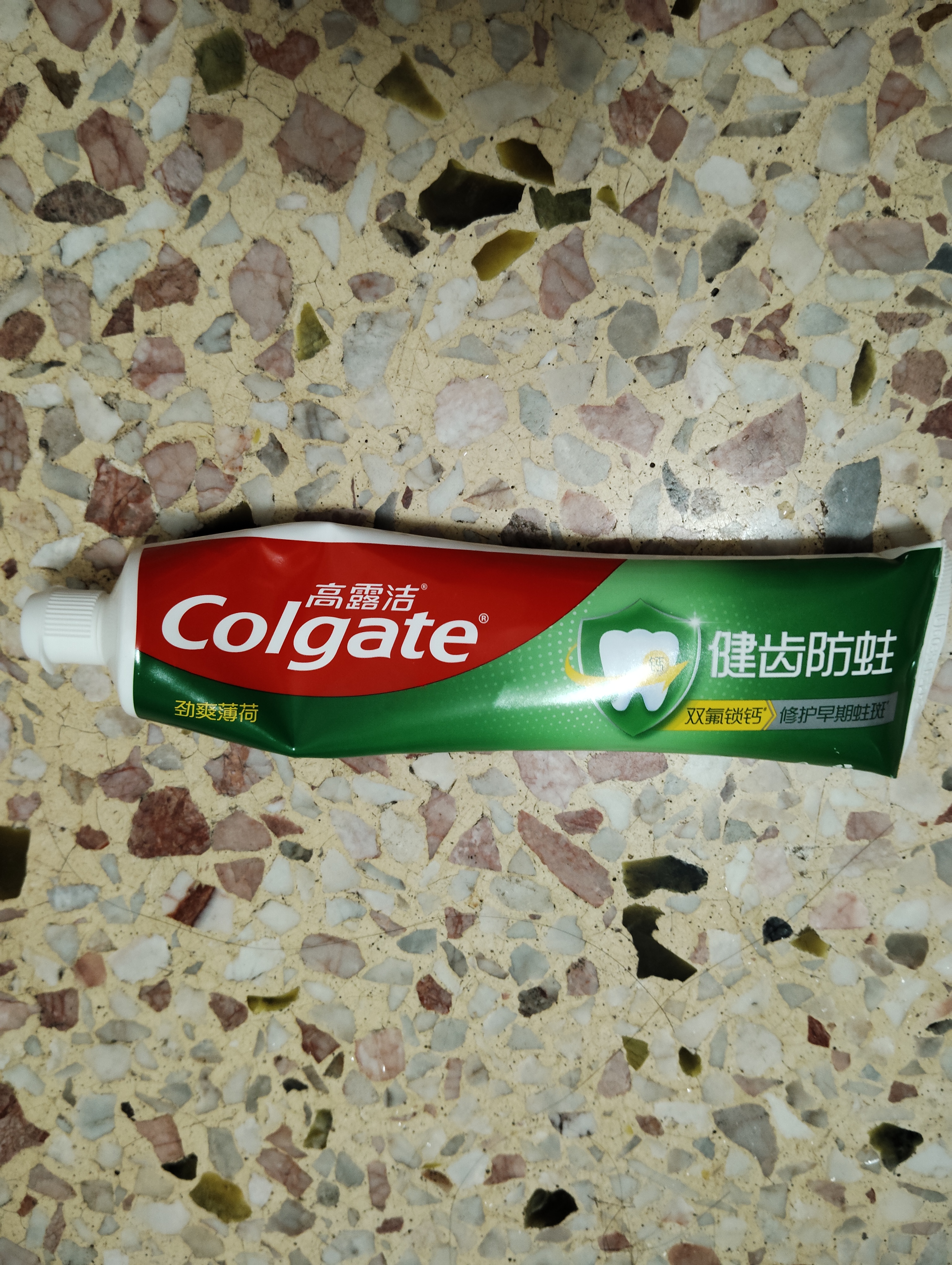 高露洁（Colgate）全面防蛀超爽薄荷味牙膏大容量250g 清新口气 除口臭成人牙膏含氟 实拍图