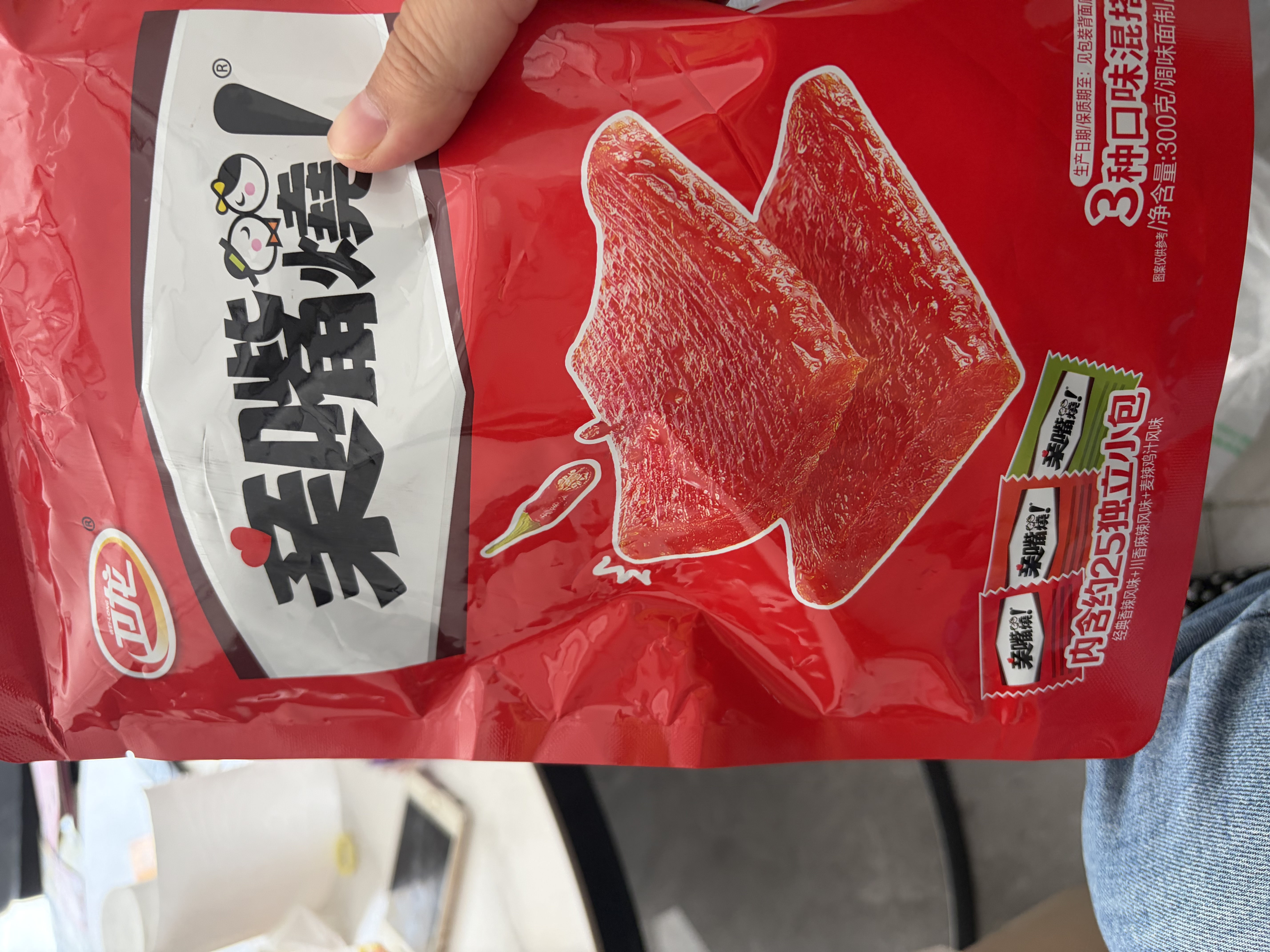 卫龙辣条亲嘴烧 混合味休闲解馋零食大刀肉便携装 300g（约25片） 实拍图