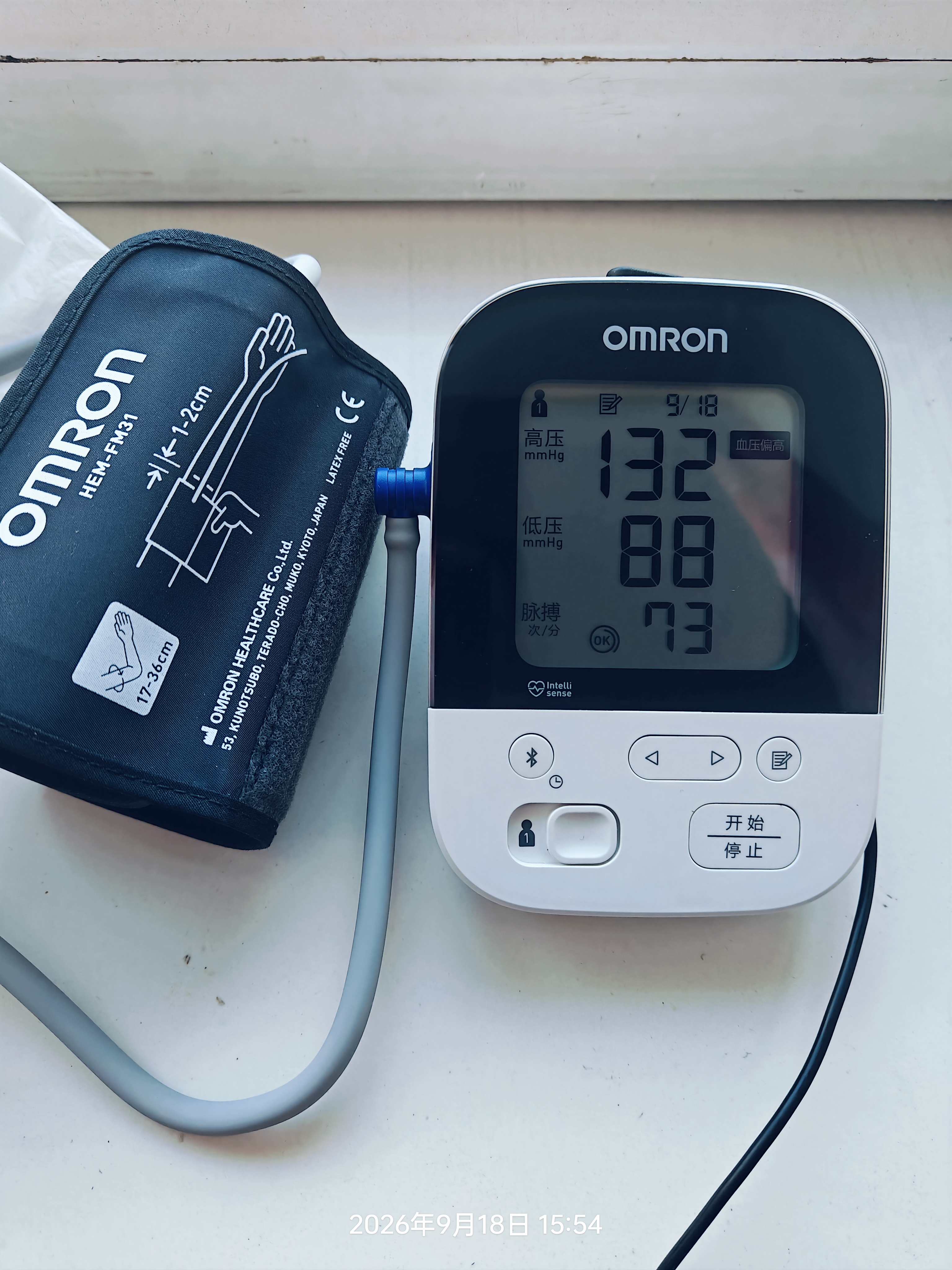 欧姆龙（OMRON）上臂式电子血压计进口血压仪家用智能蓝牙医用高精准J735 实拍图