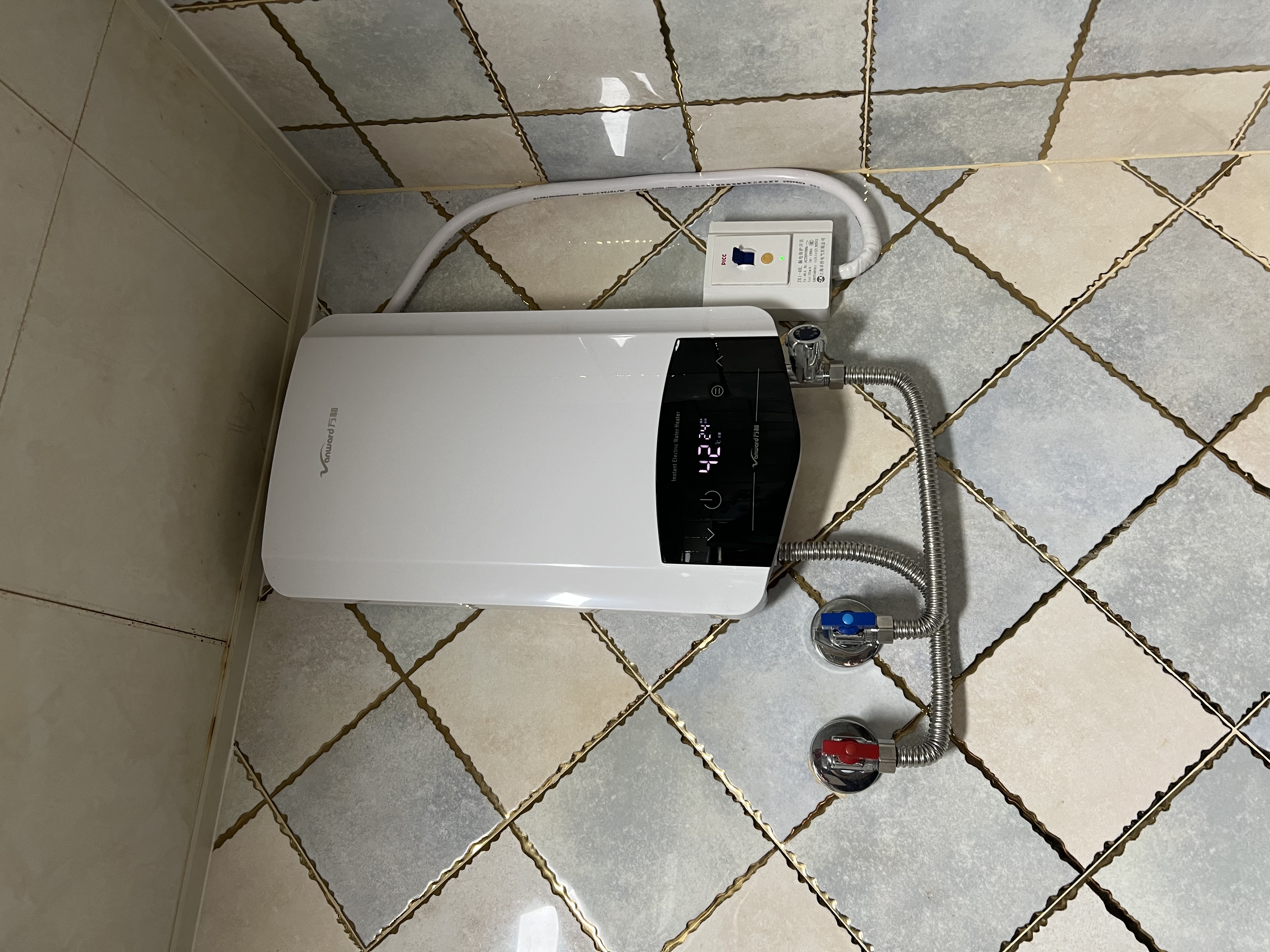 万和（Vanward）即热型变频热水器速热电热水器家用恒温洗澡免储水加热器淋浴器挂墙厨房热水器 实拍图