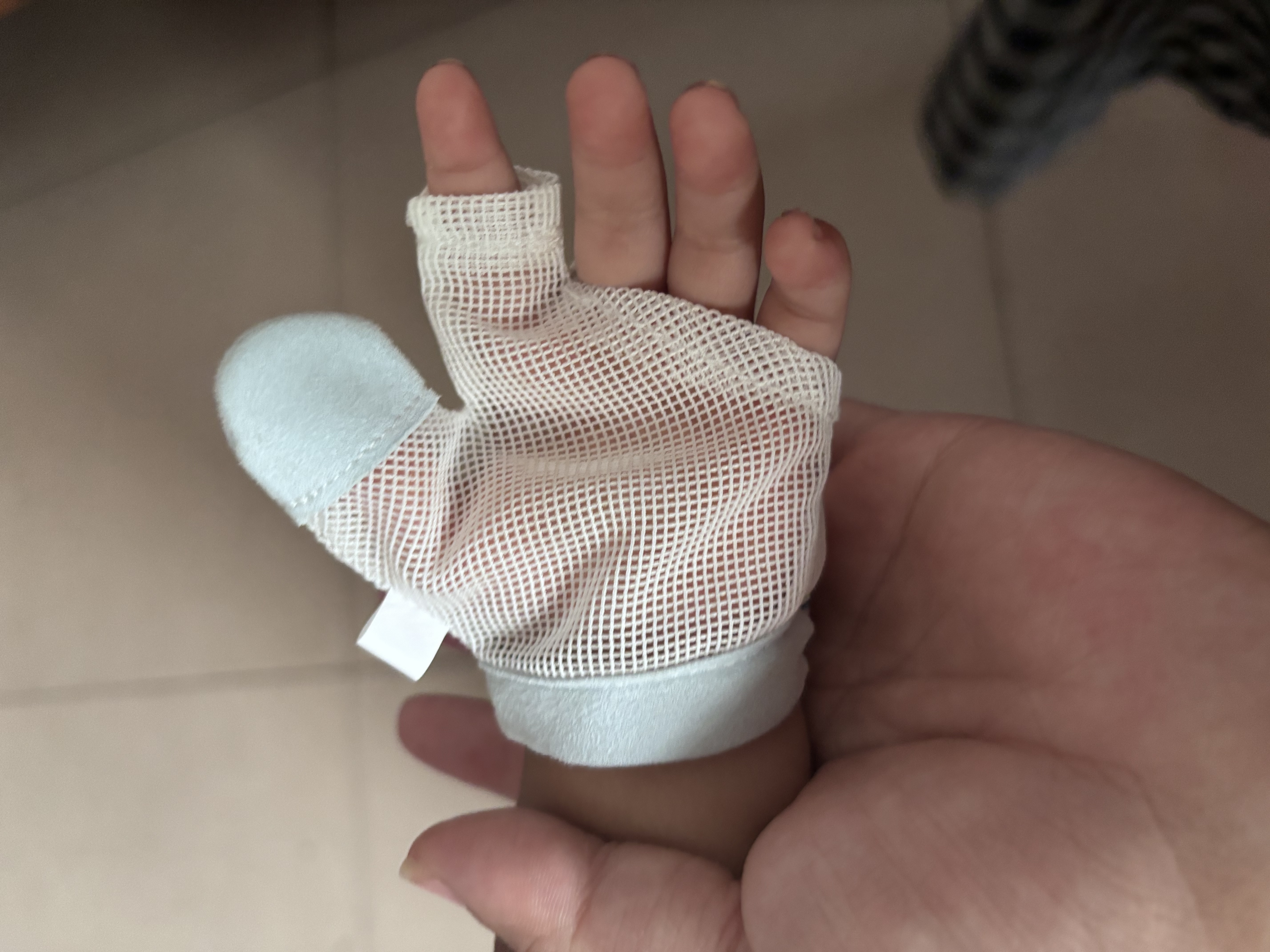 富瑞卡 防吃手手套婴儿戒吃手神器宝宝防抓手手套小孩防咬指甲戒手瘾 CG15蓝色拇指款【送鼓励套件】左右通用2只装 XM码:20-24斤【约12-18个月】 实拍图