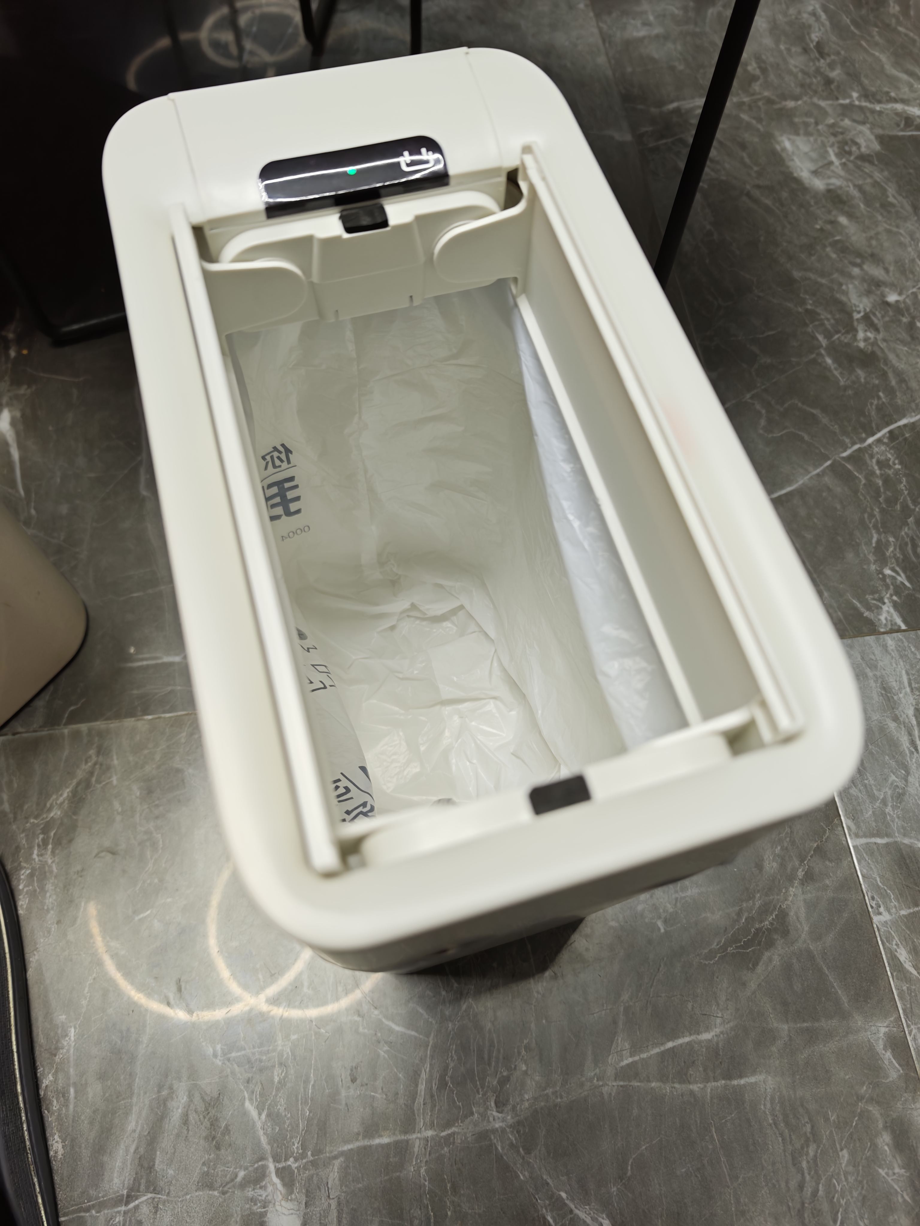 京东京造银离子抗菌智能感应垃圾桶10L中号卫生间夹缝厨房带盖垃圾筒电池 实拍图