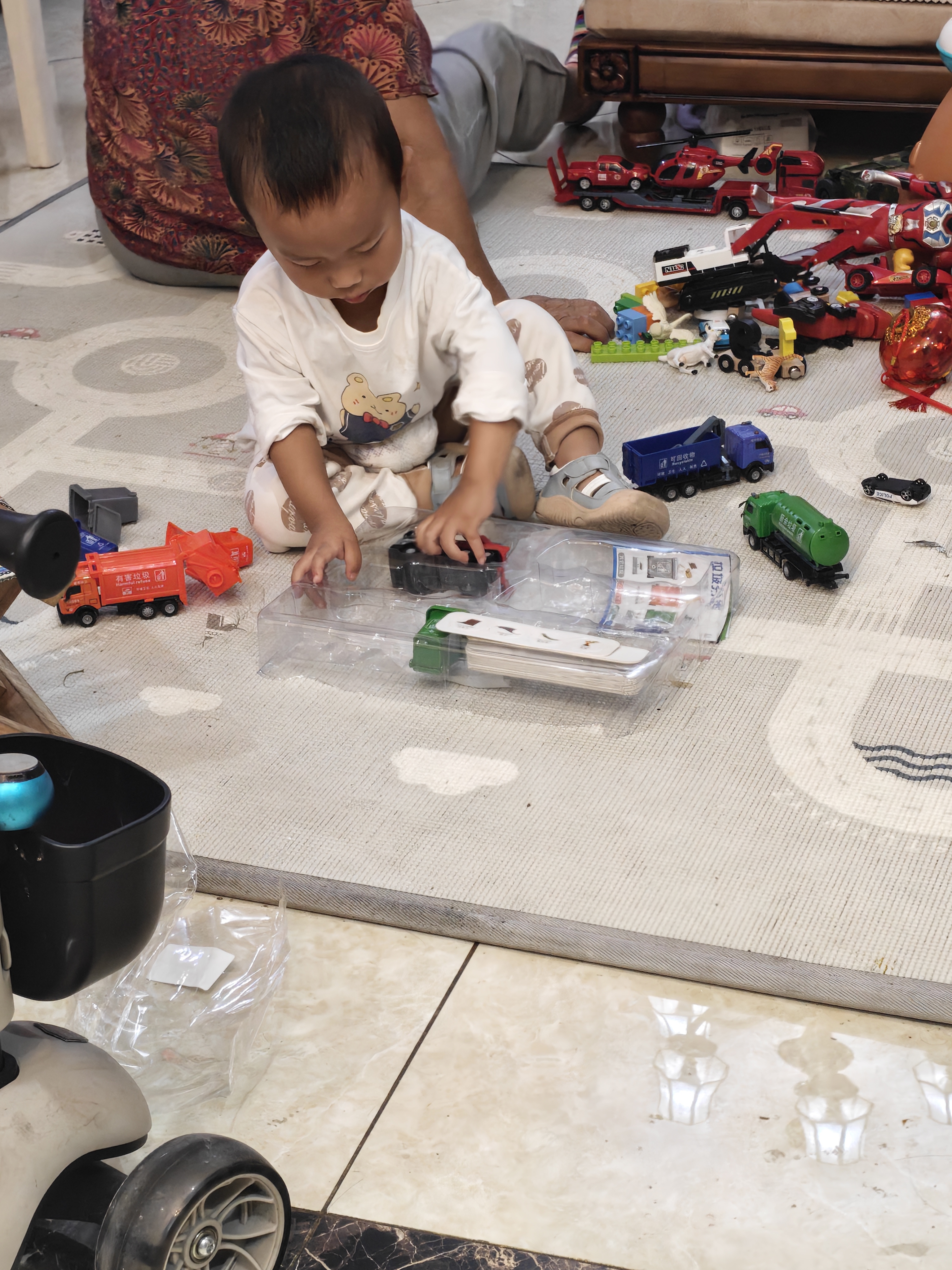 麦格萌儿童玩具男孩坦克玩具车回力惯性合金小汽车飞机仿真模型军事套装 合金垃圾车套装【4车+桶+卡片】 2026年火的最玩具幼儿园男童2-3女童早教启蒙 实拍图