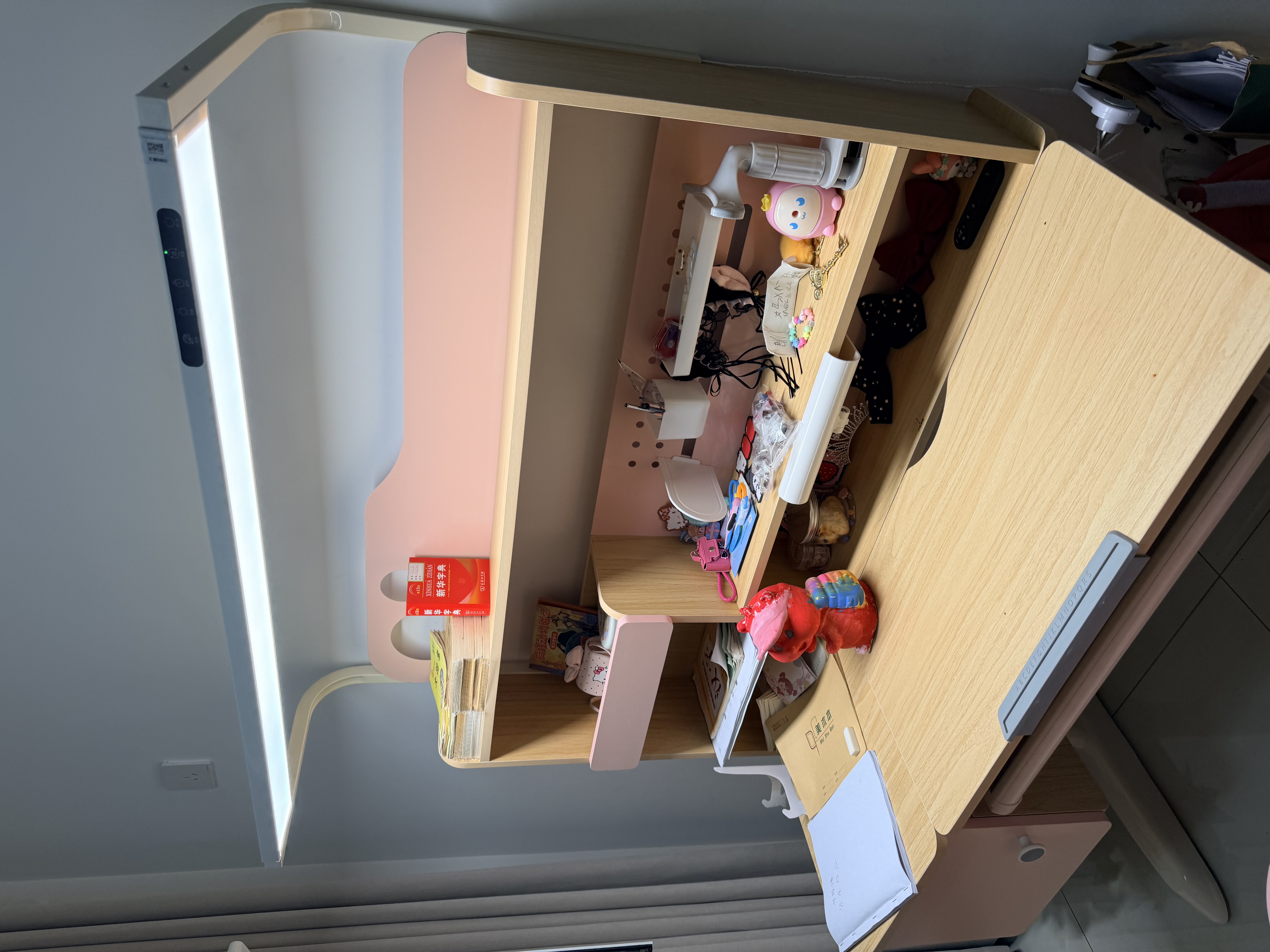 龙承匠人儿童学习桌椅套装J120实木可升降写字书桌中小学生6-18岁课桌椅子 【升级稀土抑轴灯】1.2米实木桌+吊柜+追背椅粉 赠学习大礼包 实拍图
