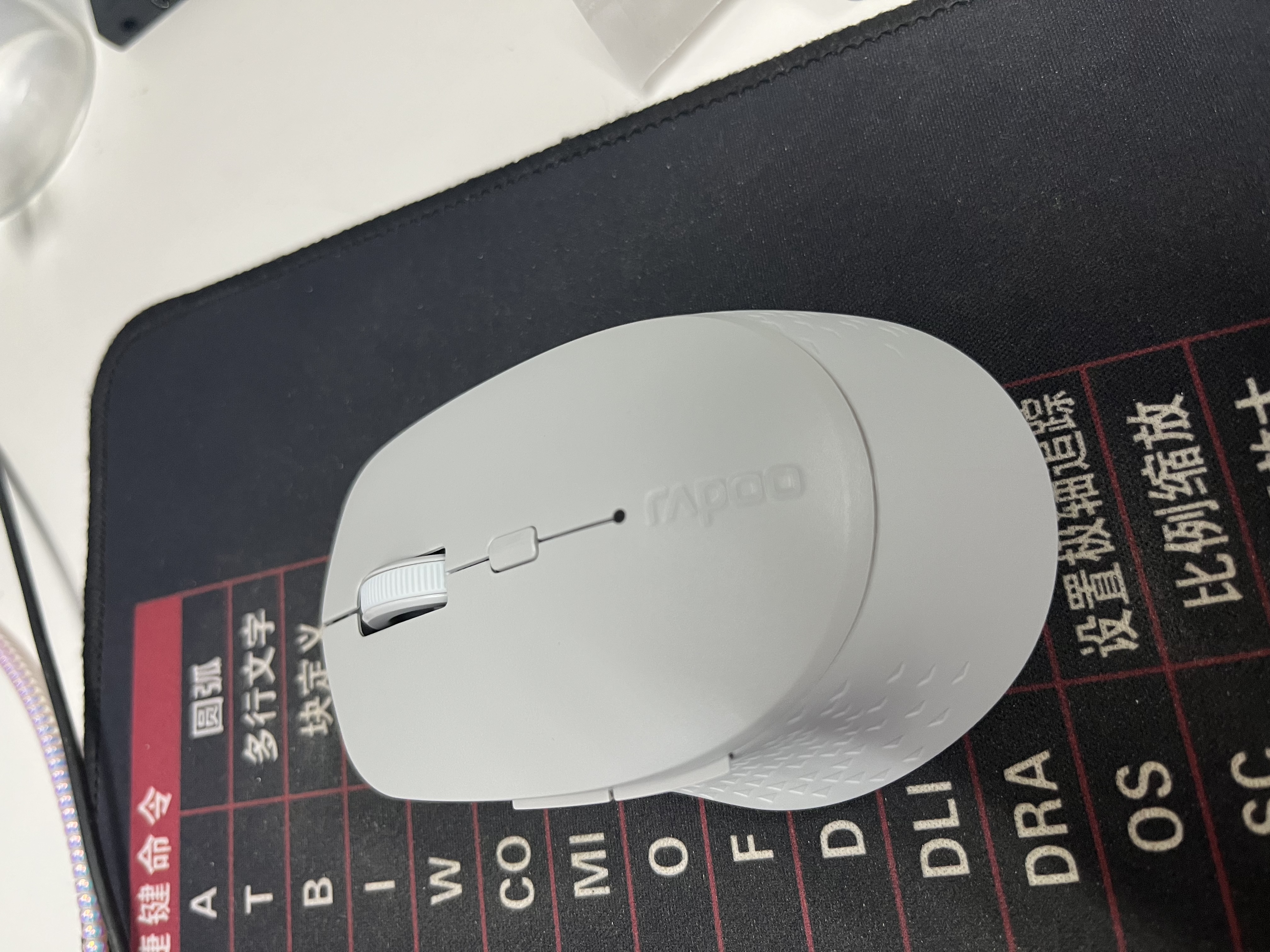 雷柏（Rapoo）M300L 中小手无线/蓝牙多模办公鼠标 人体工学时尚轻音便携 充电锂电池至高约230h续航5档dpi 浅灰 实拍图