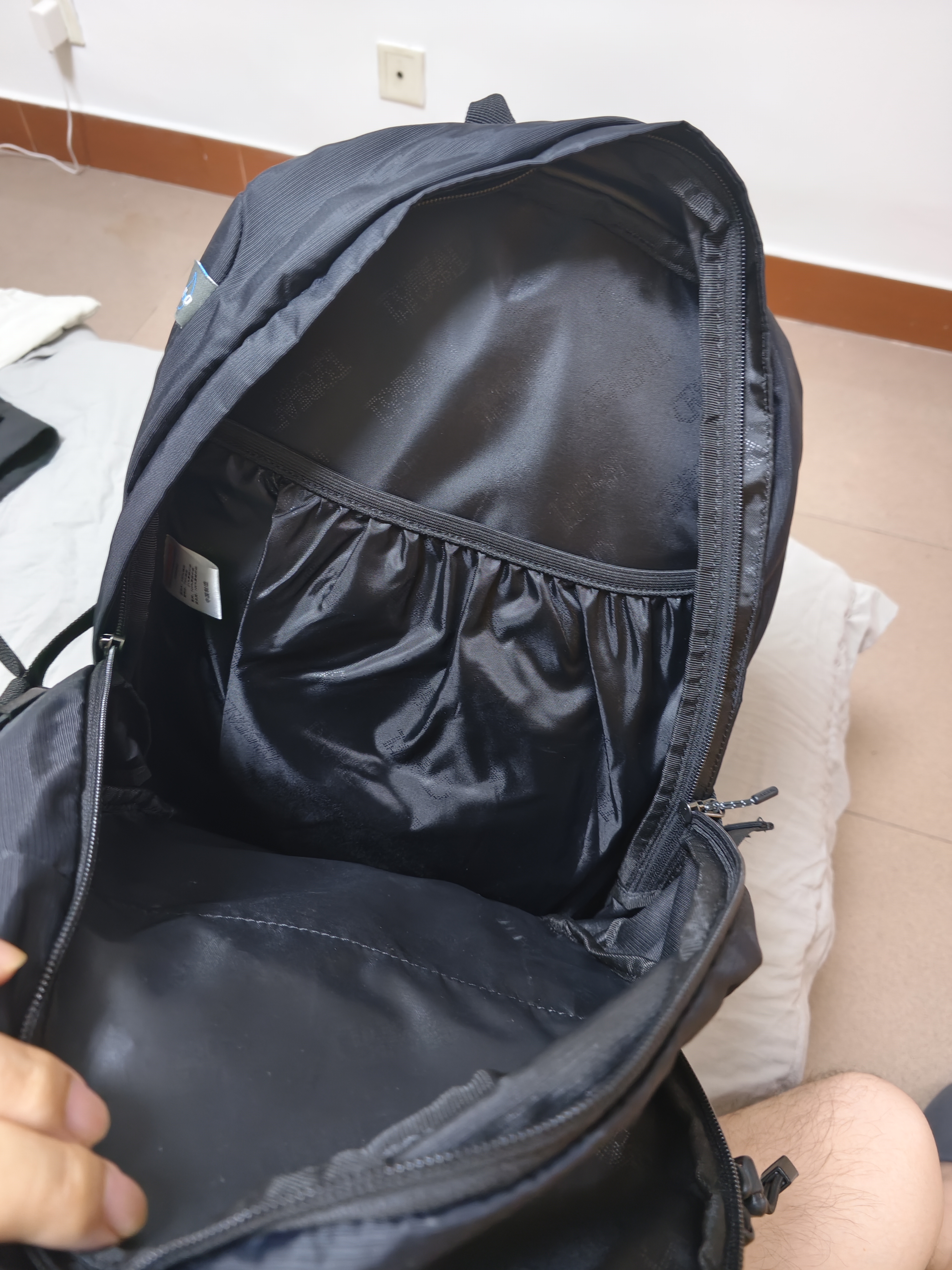 探路者（TOREAD）登山背包户外徒步旅行双肩包30L轻便男女日常通勤书包 黑色/格子 实拍图