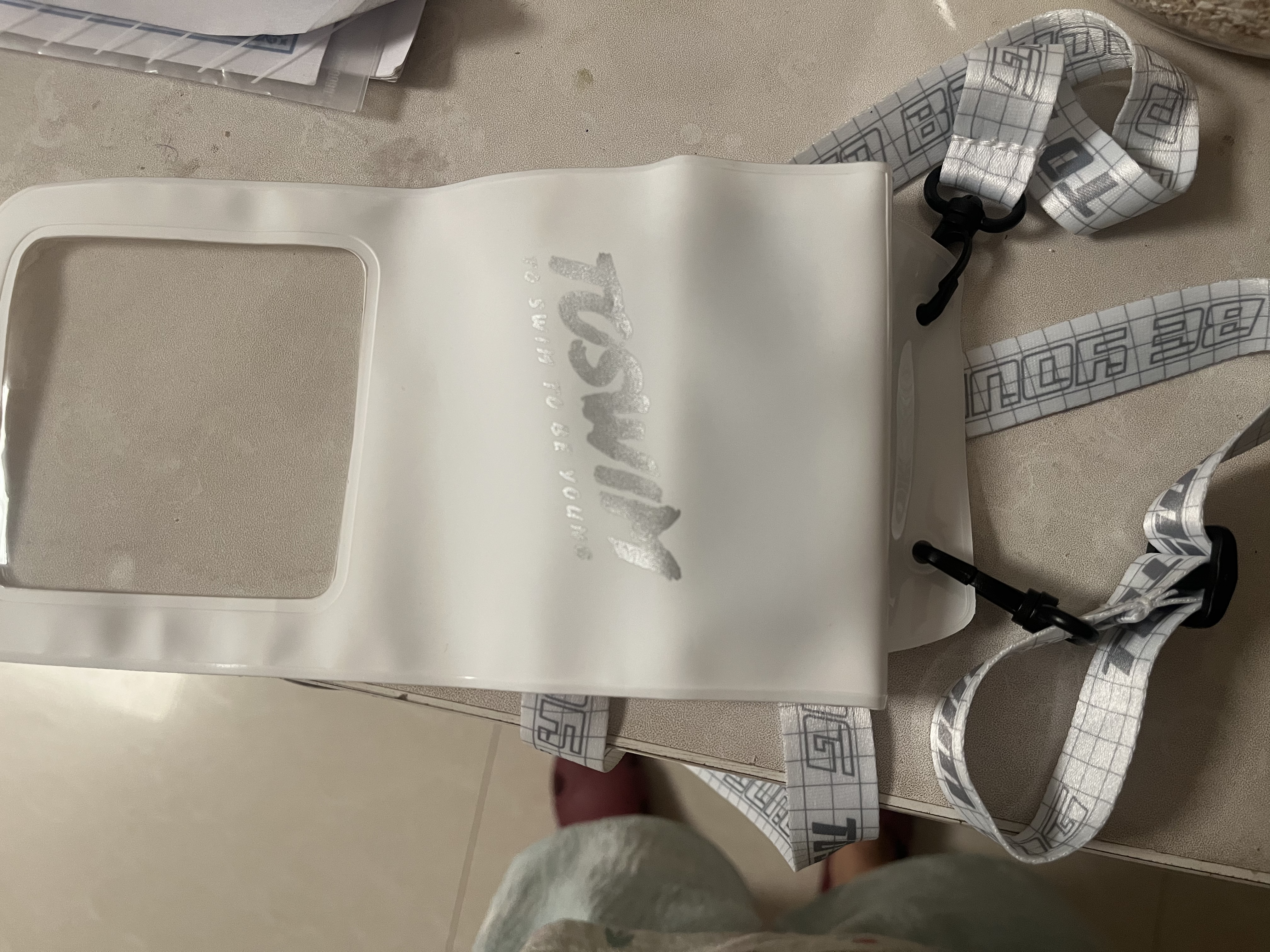 拓胜（TOSWIM）手机防水袋可触屏游泳外卖密封袋漂流潜水挂绳挂脖手机套白简银调 实拍图