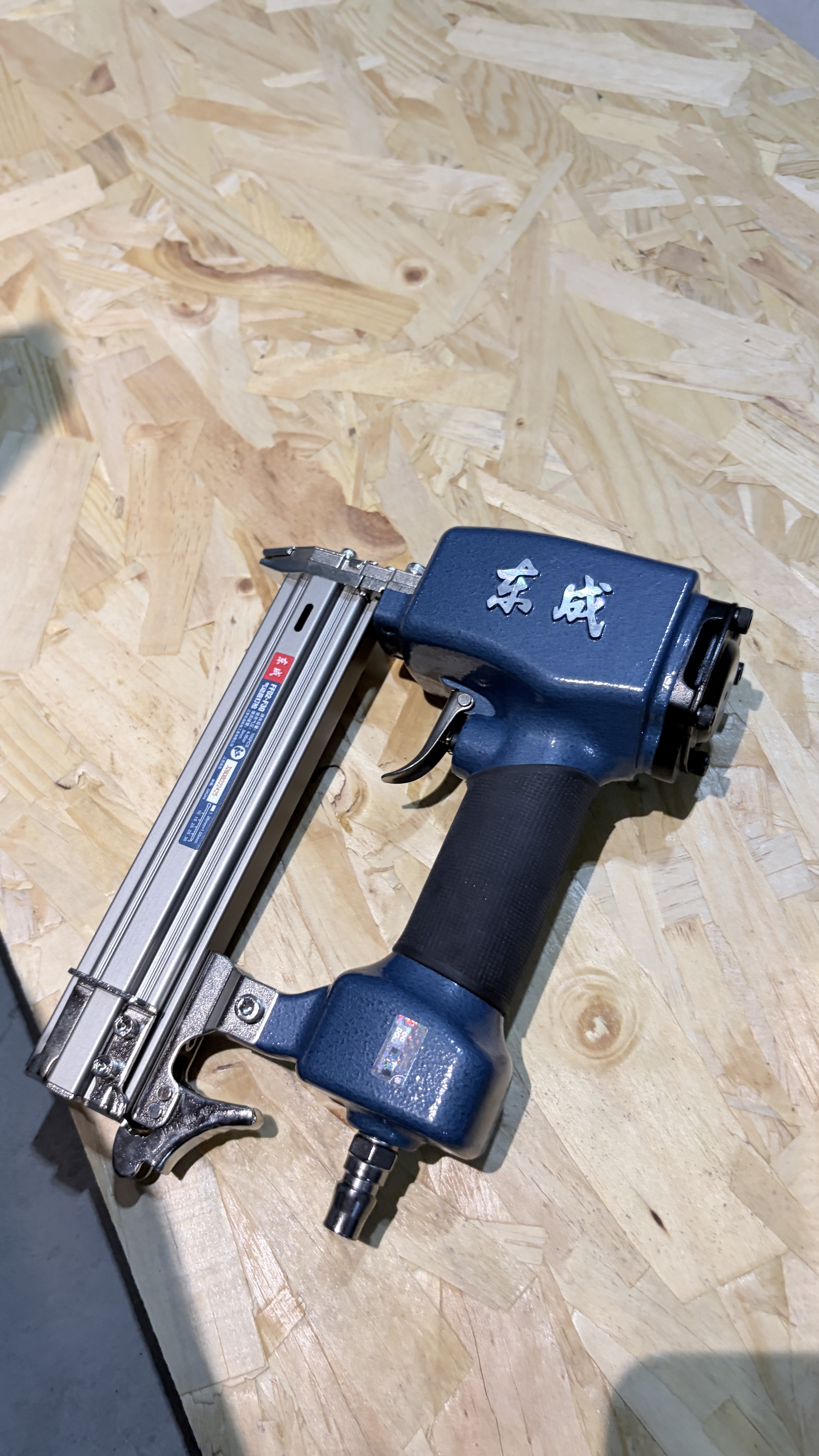 东成直钉枪 FF02-F30 气动枪打钉枪手动防滑木工装修气钉枪工具 实拍图
