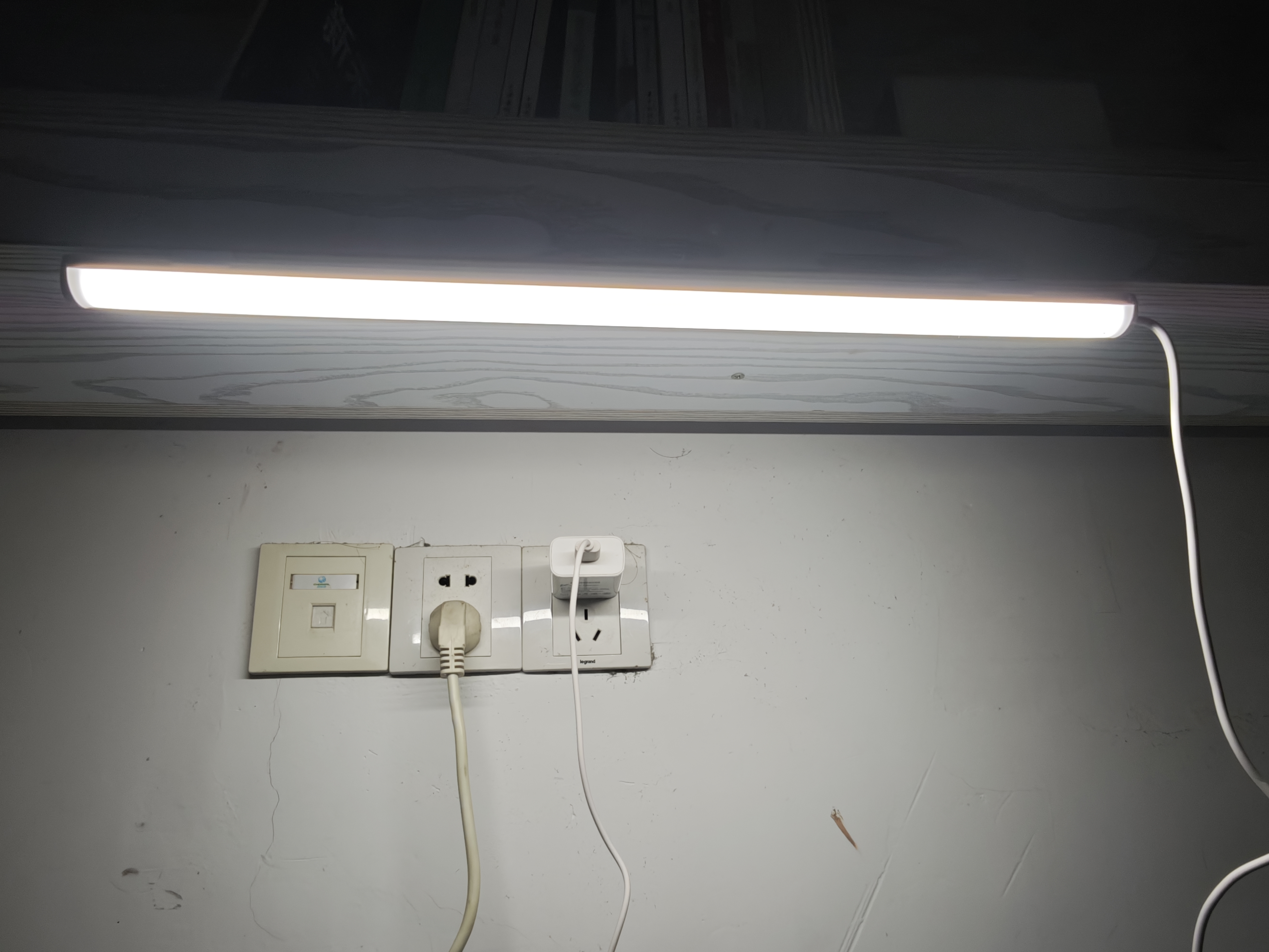 公牛（BULL）台灯LED酷毙灯学生led神器USB充电寝室床头灯吸附式磁吸灯宿舍灯 8W调光调色开关/线长1.5m 实拍图