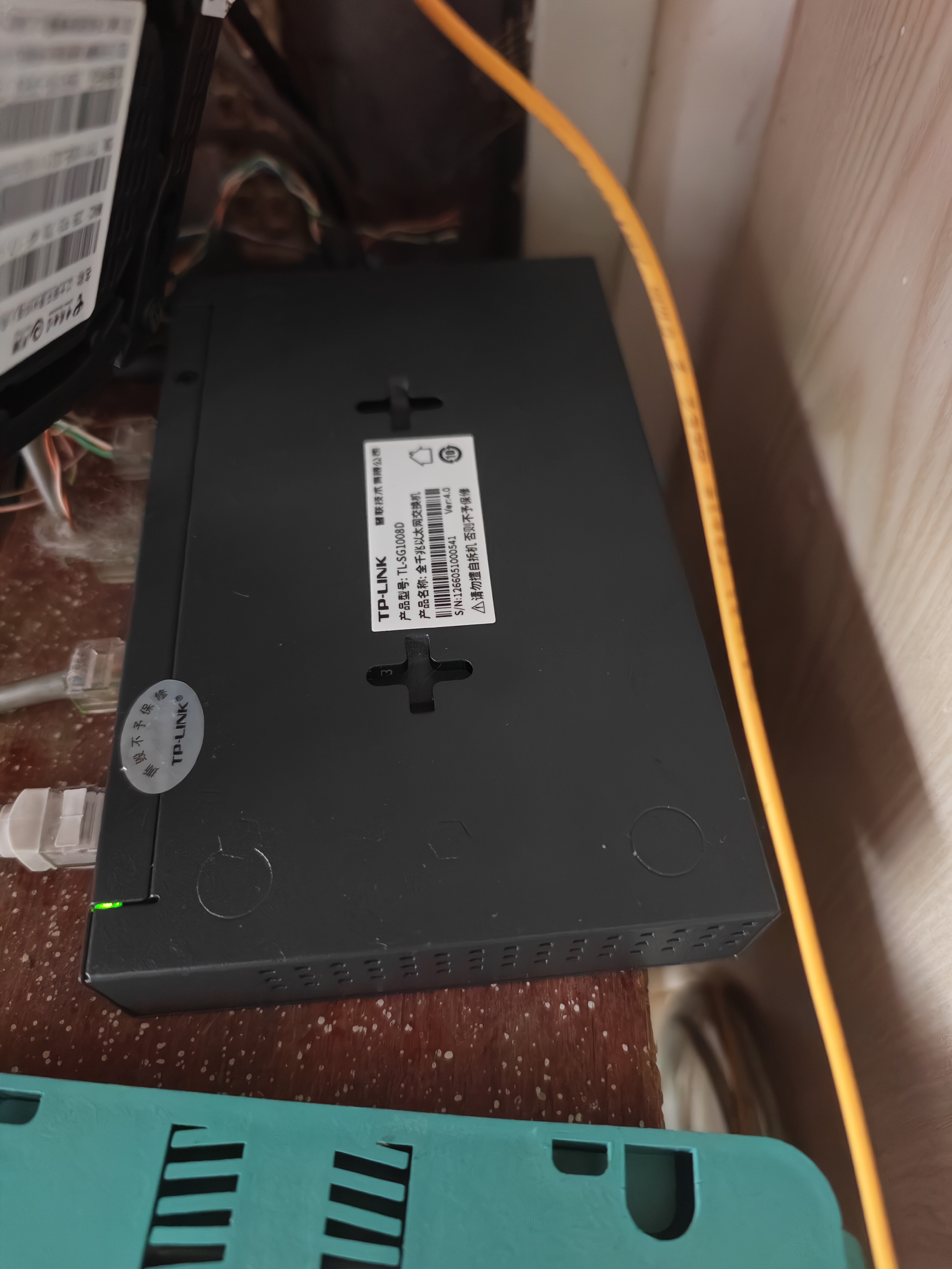 普联（TP-LINK） 8口千兆交换机 企业级交换器 监控网络网线分线器 分流器 金属机身 TL-SG1008D 实拍图