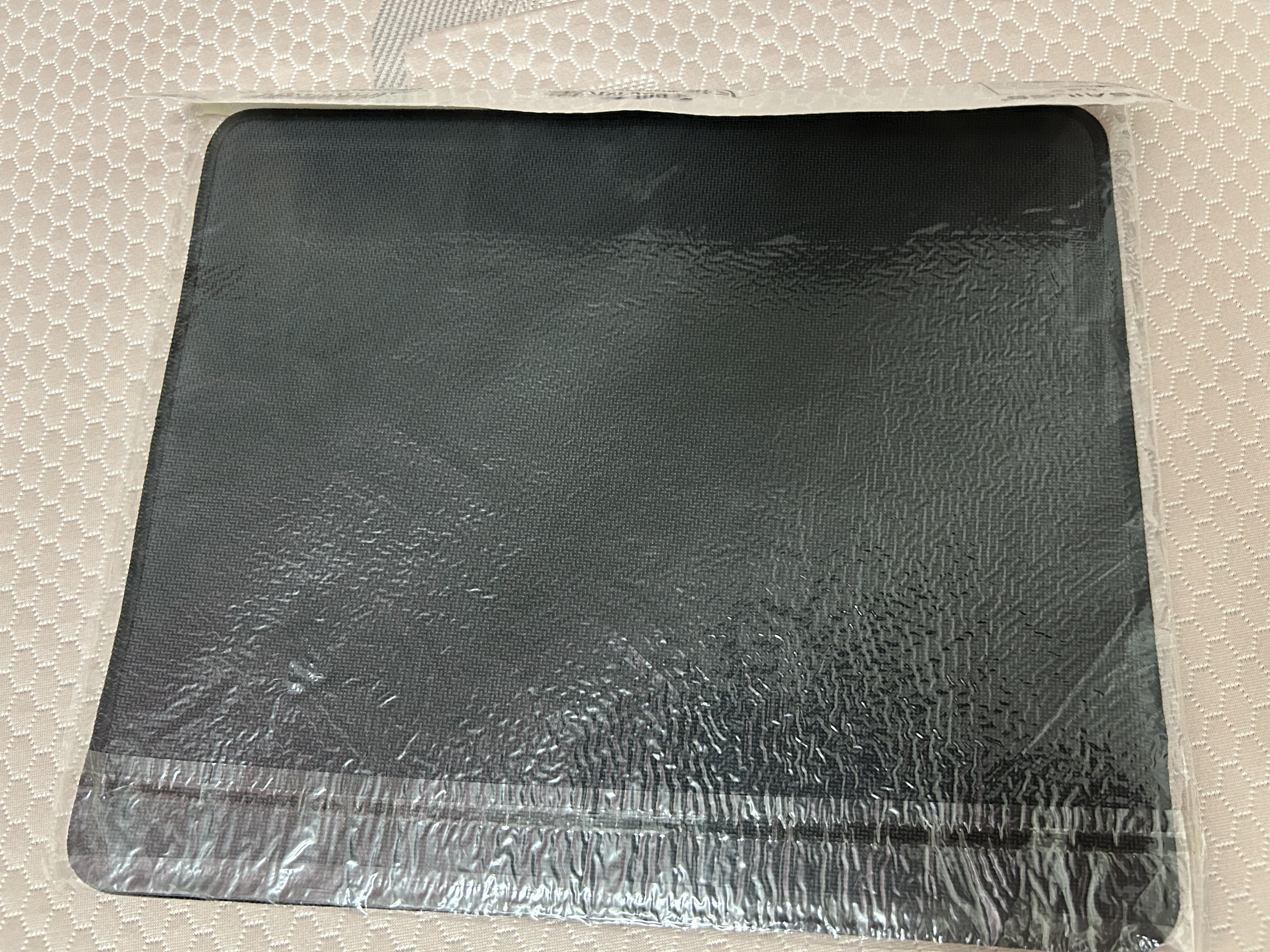 飞遁LESAILES高密纤维细面专业电竞游戏鼠标垫 中号锁边电脑桌垫 浅灰色300*250*4mm 实拍图