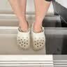 卡骆驰（CROCS）经典洞洞鞋轻便百搭女沙滩鞋包头拖鞋男鞋|10001 骨白色-2Y2(含智必星) 37 /38(230mm) 实拍图