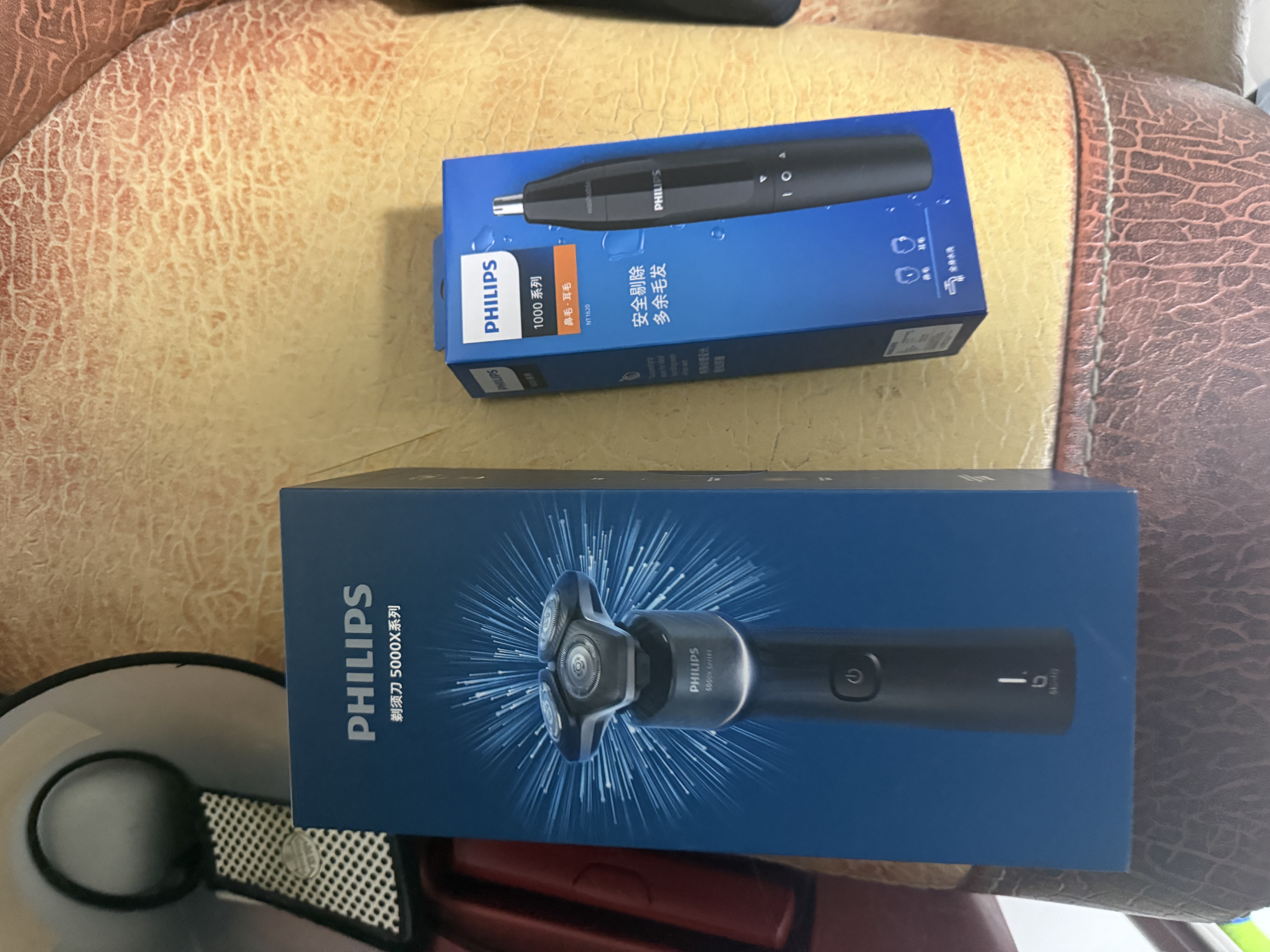 飞利浦【中秋礼品】新款自营男士电动剃须刀新旋护机皇5系 净护双升级AI智能痘敏肌刮胡刀 生日送男生 实拍图