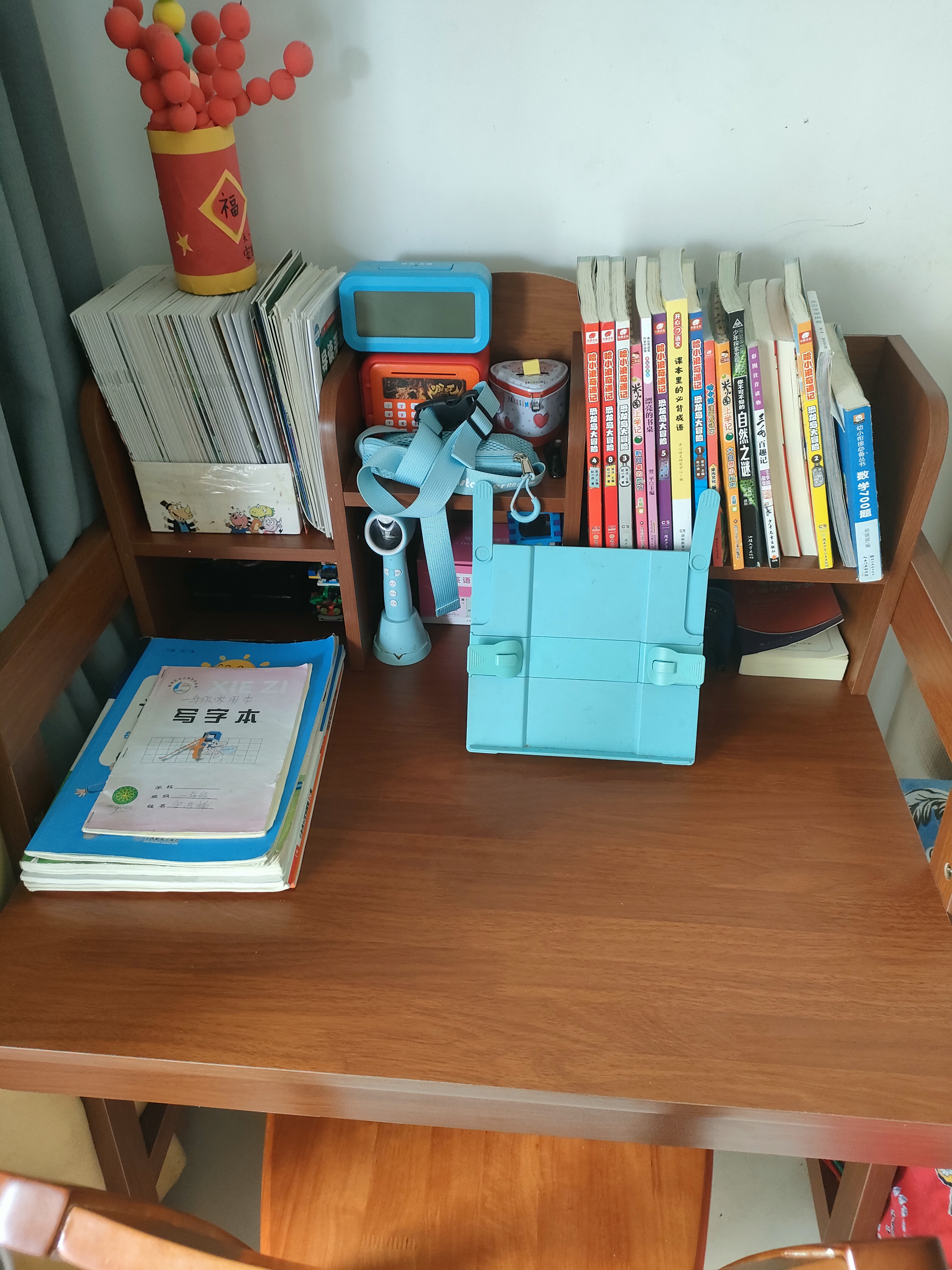 爱特禾实木儿童学习桌中小学生家用书桌书架一体卧室可升降小孩写字桌椅 胡桃色单桌 【进口实木 可调节桌面】 长80CM*宽60CM*总高105CM【单抽屉】 实拍图