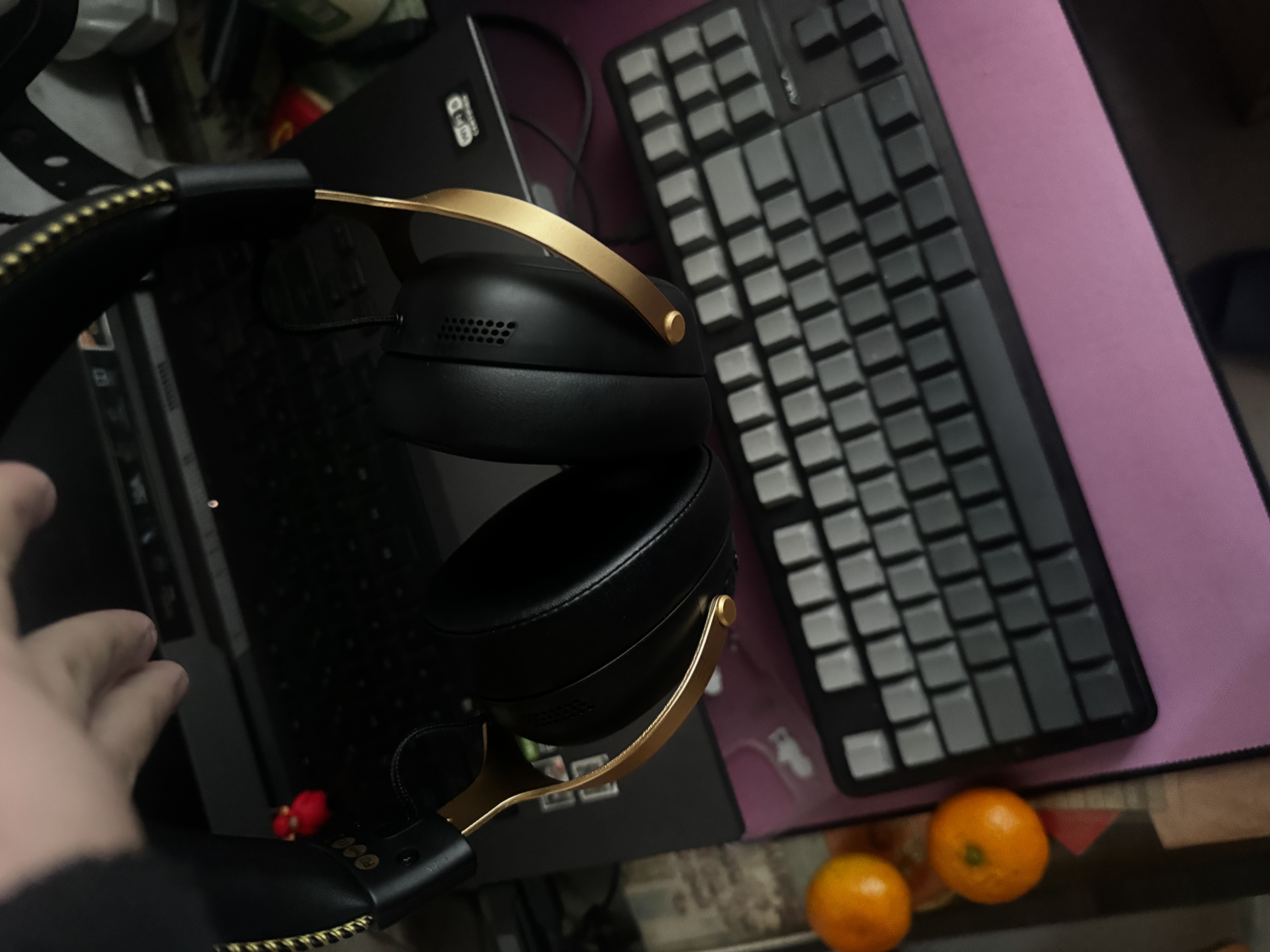 iKF V11 Pro2.0【京东独家】四模无线游戏耳机头戴式蓝牙屏显2.4G电竞FPS三角洲特调音效耳麦 黑金色 实拍图