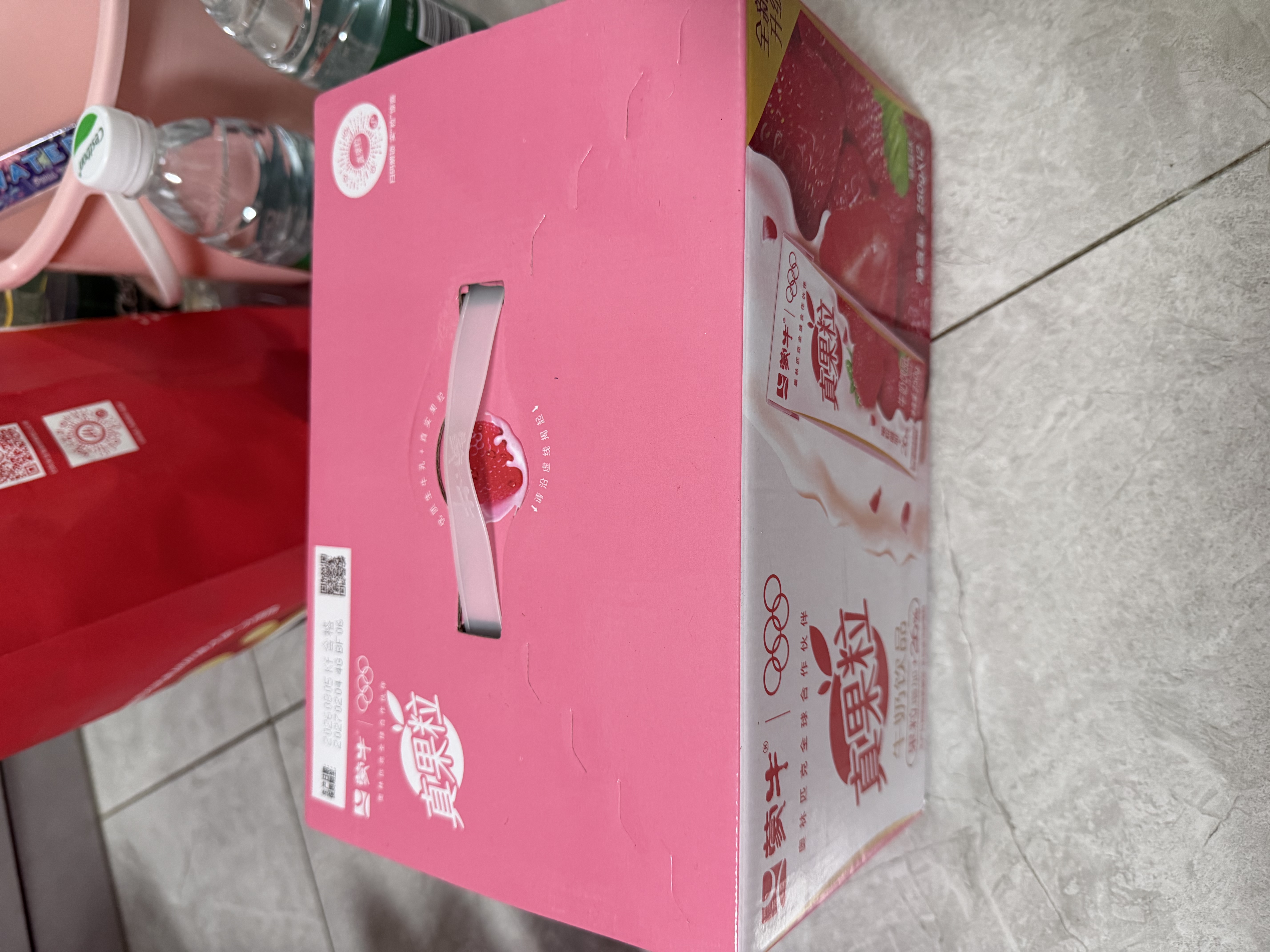蒙牛真果粒草莓味牛奶饮品250g*12盒  礼盒新老包装 送礼礼盒 实拍图