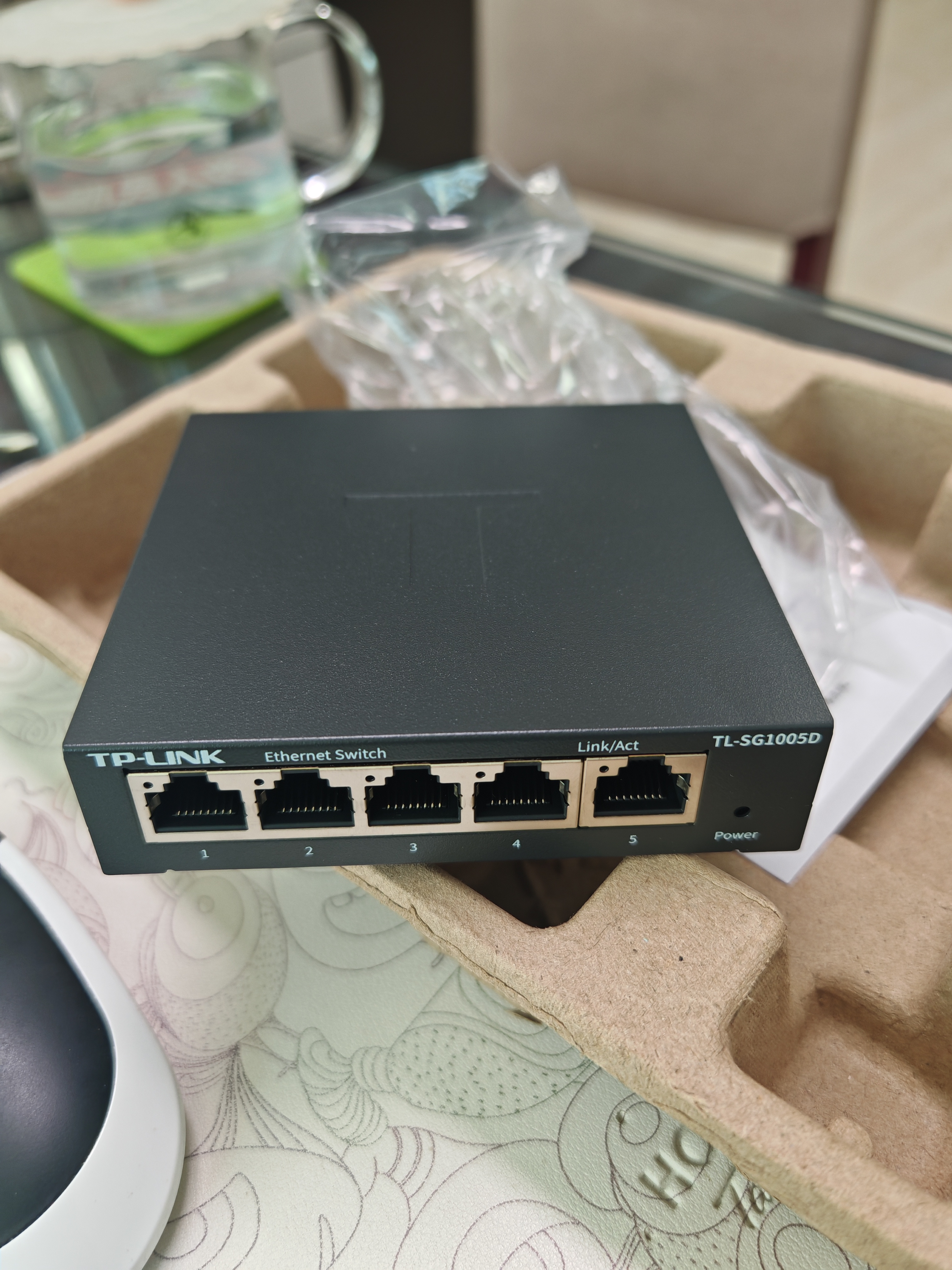 普联（TP-LINK）5口全千兆钢壳交换机 企业级交换器 4口监控网络网线分线器  金属机身 TL-SG1005D 实拍图