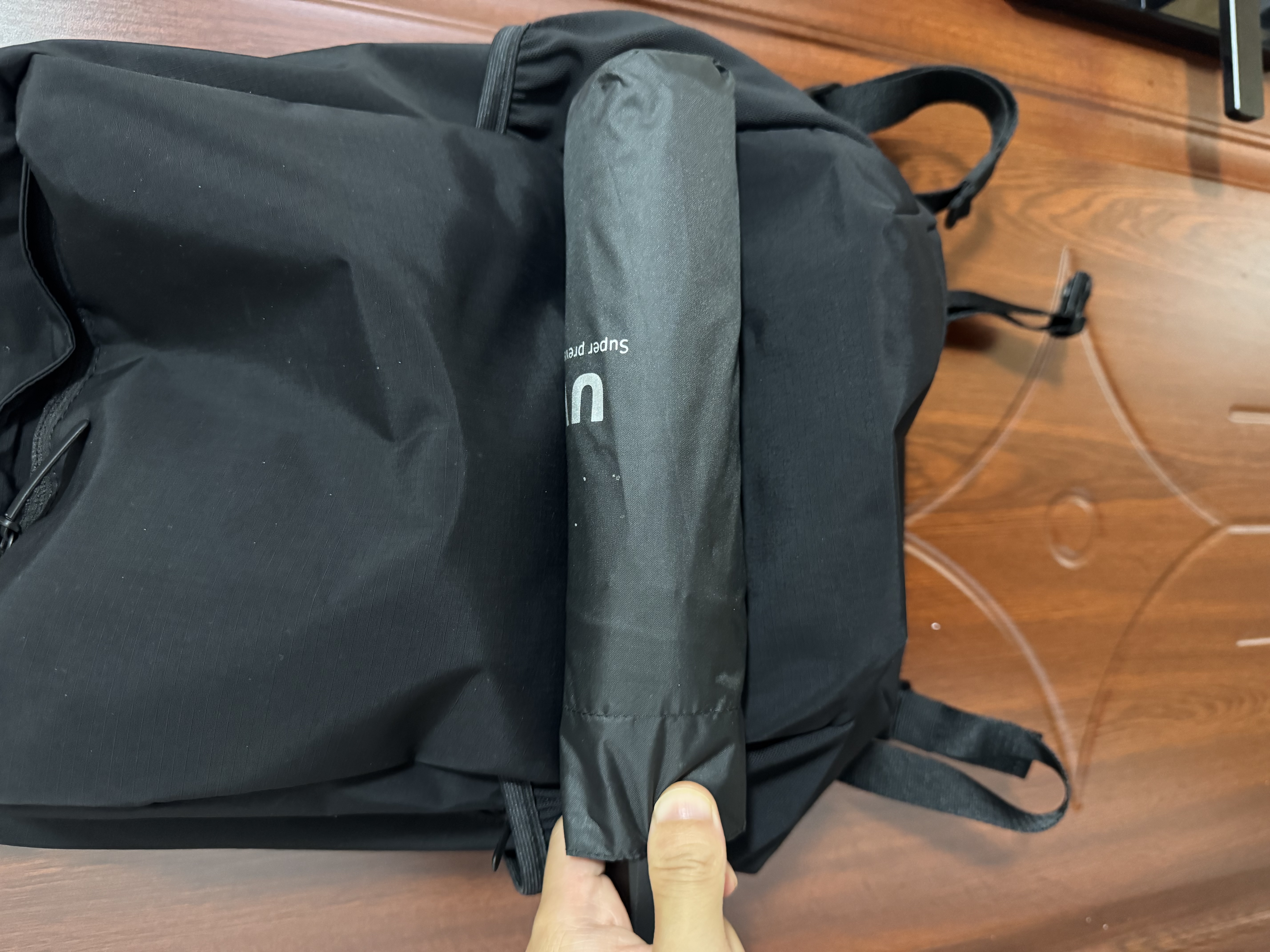 名创优品（MINISO）加大超轻防UV素色三折防晒伞 黑色 女防晒伞夏日必备小巧折叠伞 实拍图