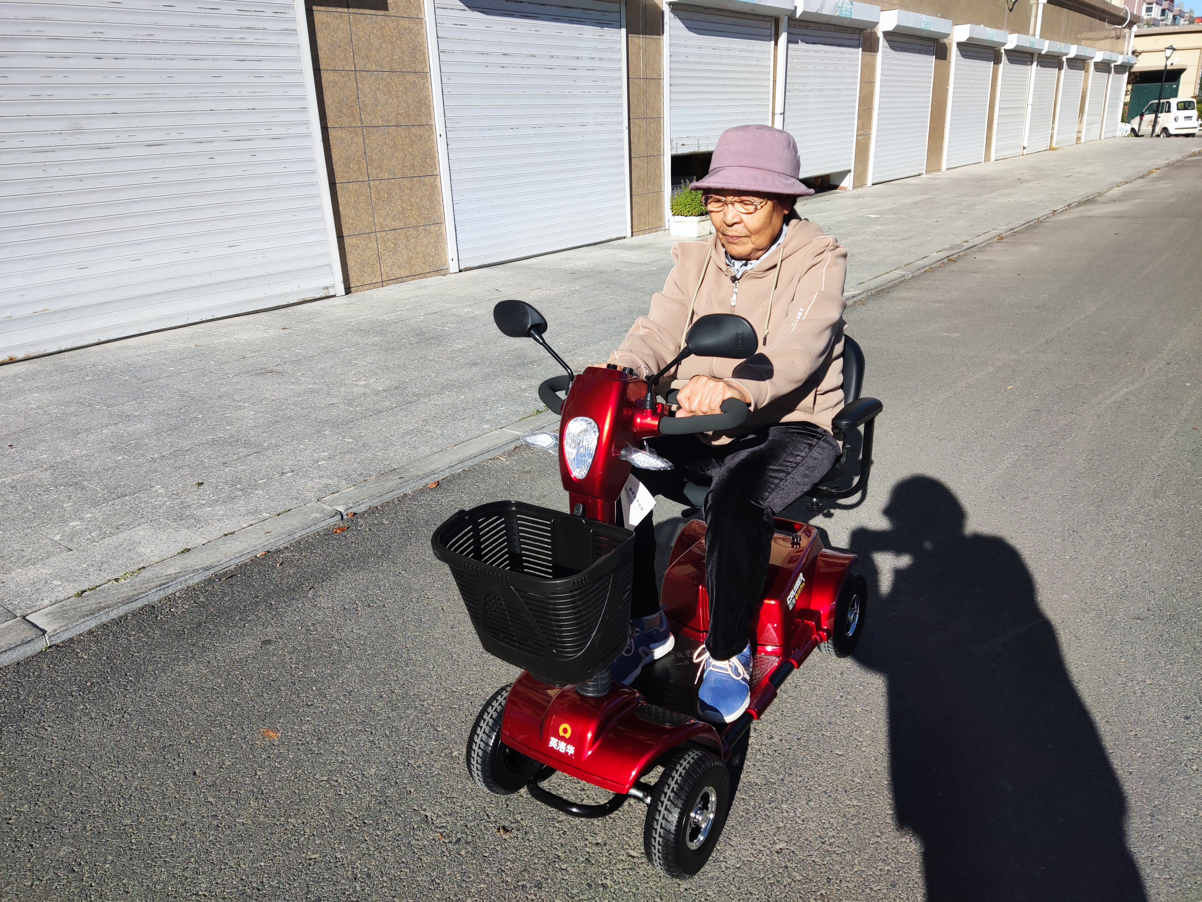英洛华（innuovo）老人助力车代步车电动轮椅四轮车轻便残疾人接送带小孩电瓶车 升级款（带小座椅）丨30AH锂电+跑50公里 实拍图