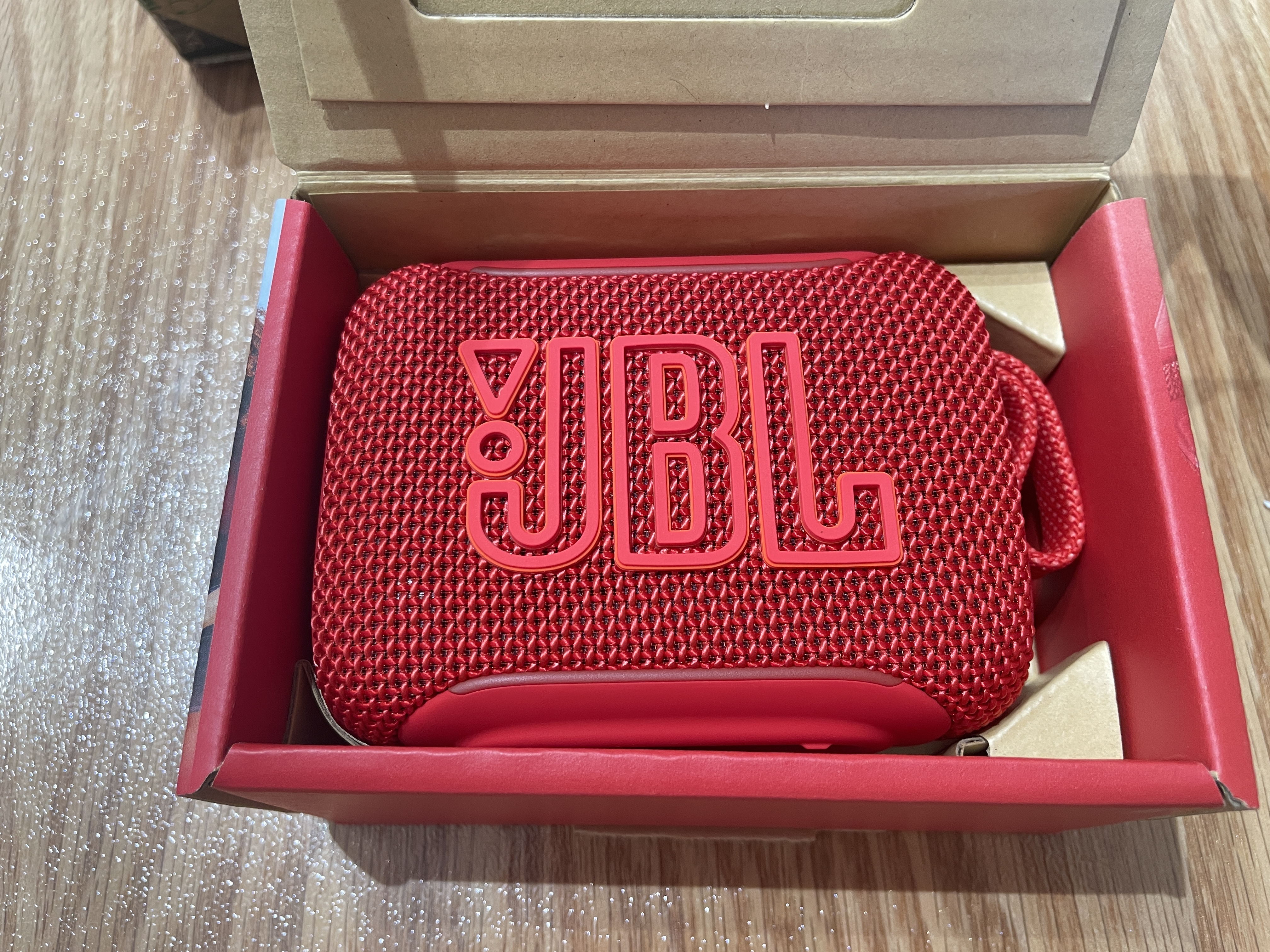 JBL GO5 音乐金砖五代 蓝牙音箱 便携迷你音响 氛围灯音箱 口袋音箱 Pocket出游搭子 礼物音箱 石榴红 实拍图