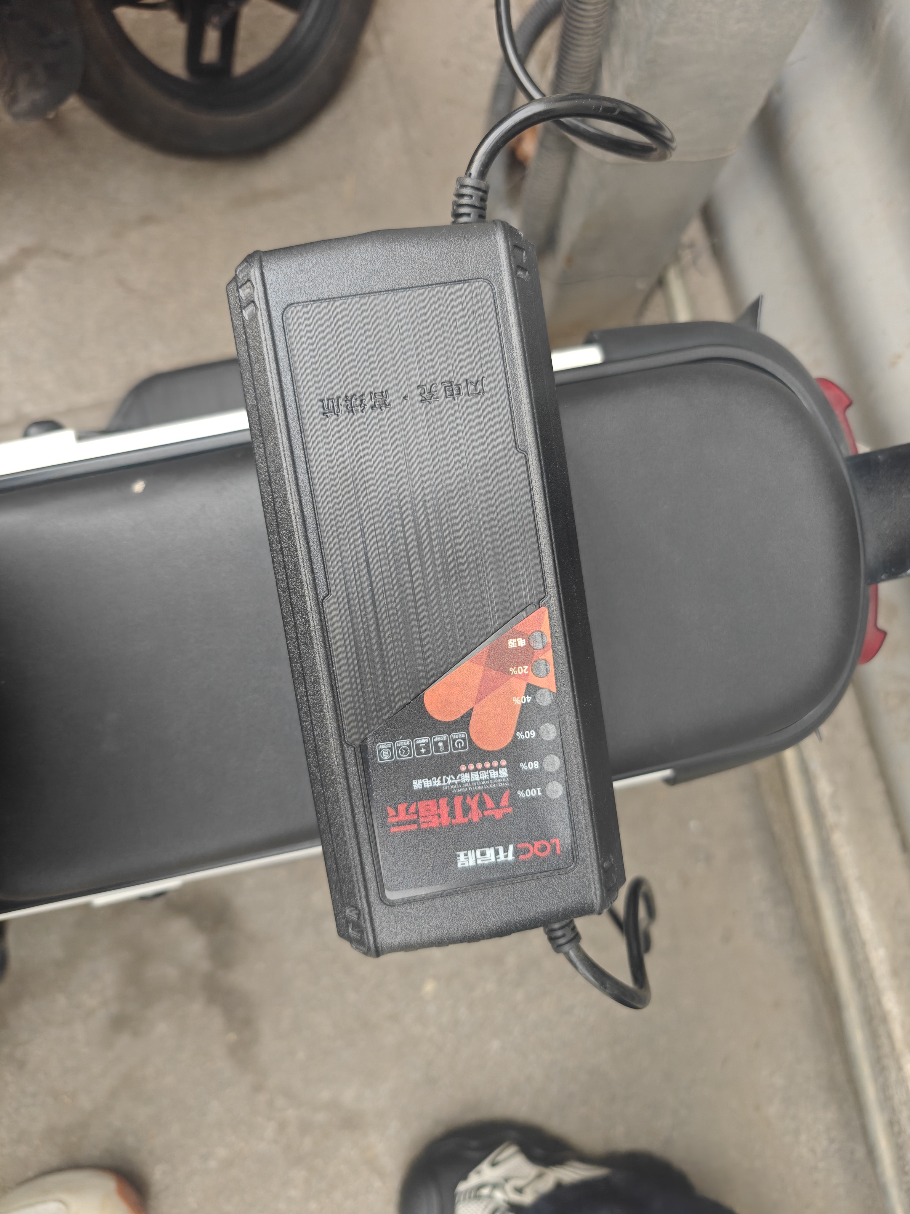 适配爱玛电动车充电器48V1260V20ah72V20ah铅酸石墨烯电瓶车通用 七灯48V20Ah爱玛通用T 实拍图
