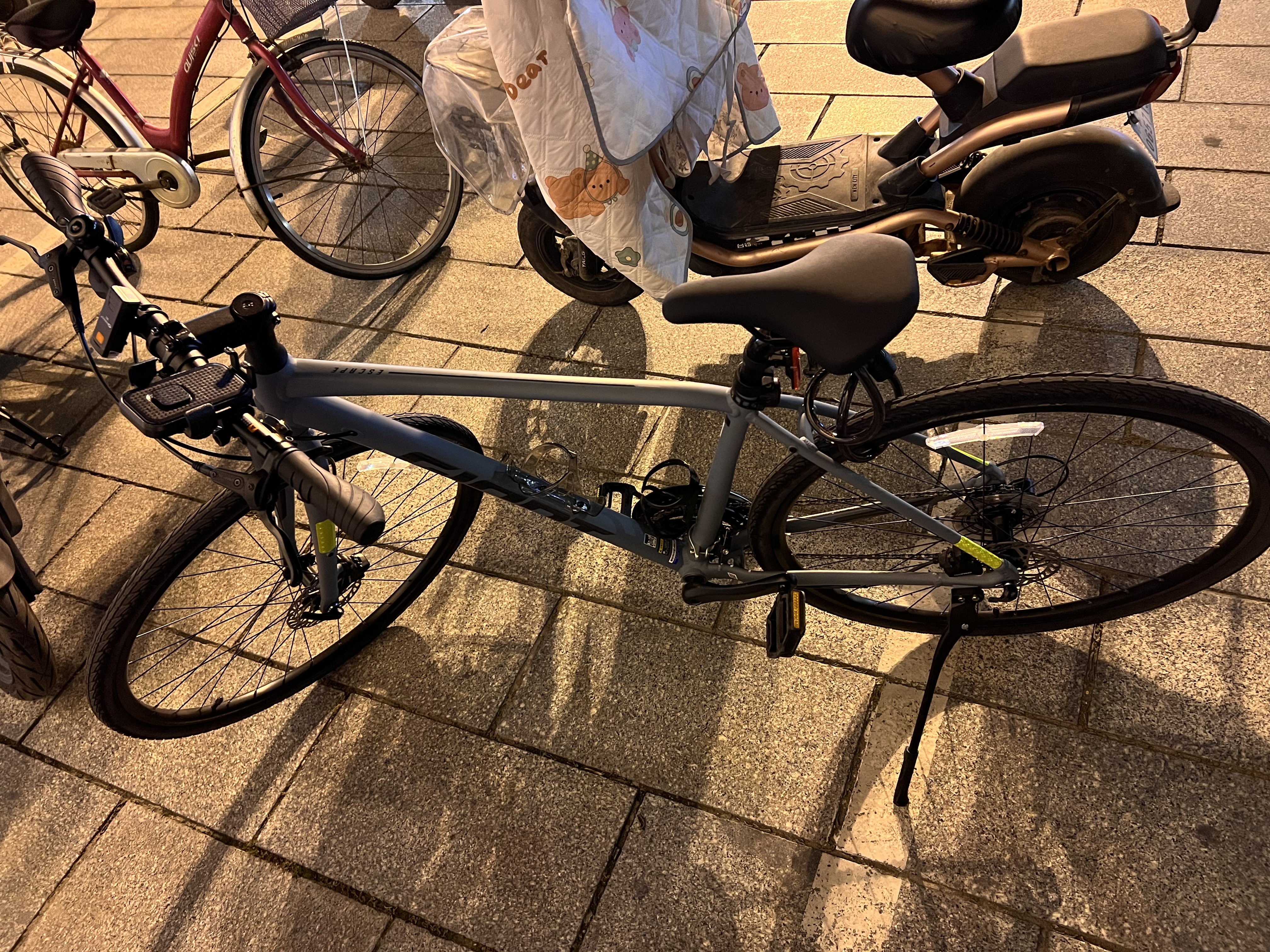 捷安特（GIANT）Escape 1成人男城市休闲通勤24速健身平把公路自行车 全消光灰蓝 700CX485MM M建议170-180cm 实拍图