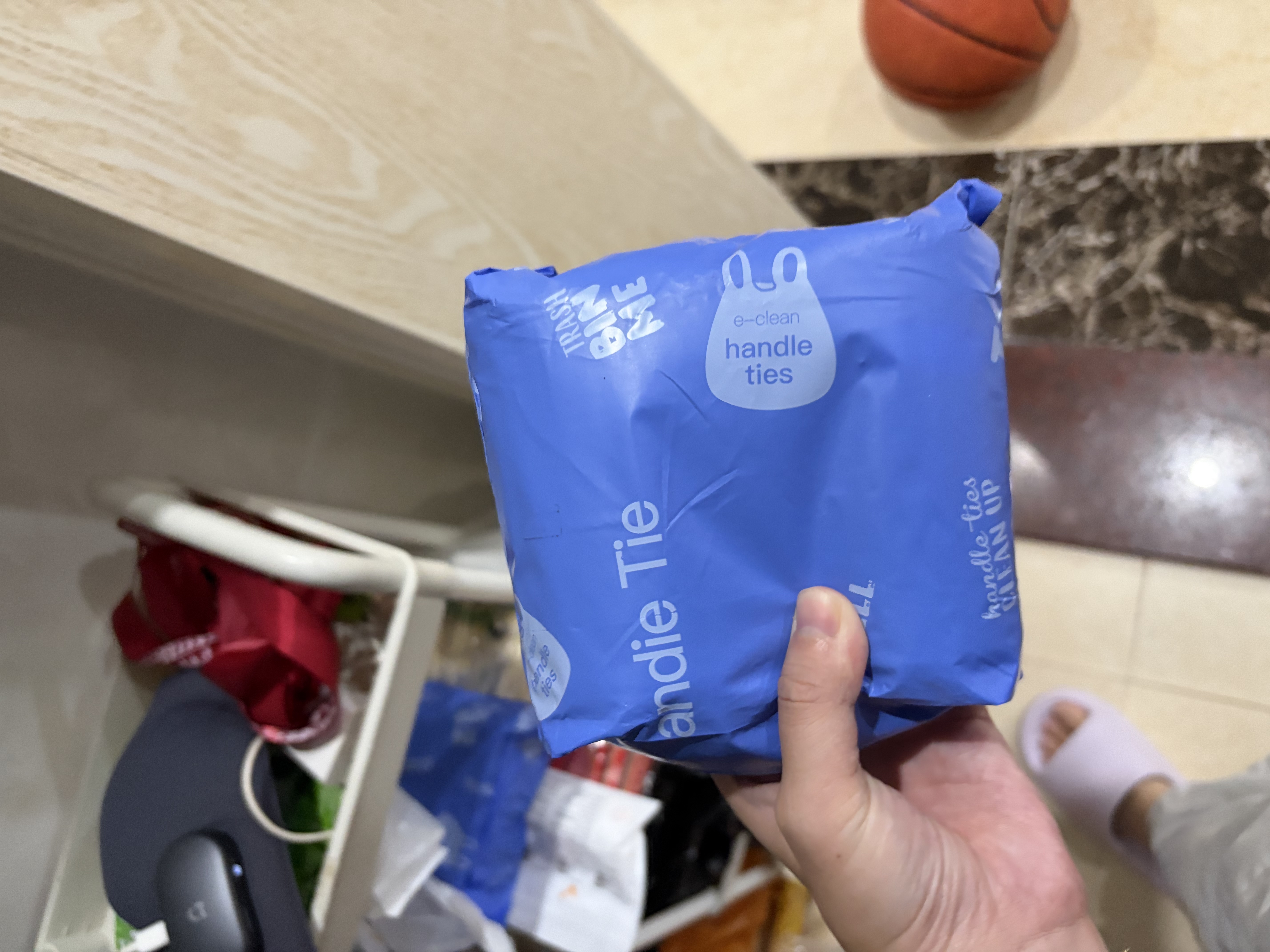 e洁绑提式垃圾袋手提式可绑可提家用厨房酒店用塑料袋 216只10L 国标易撕背心45x59cm赠旅行装一包 实拍图