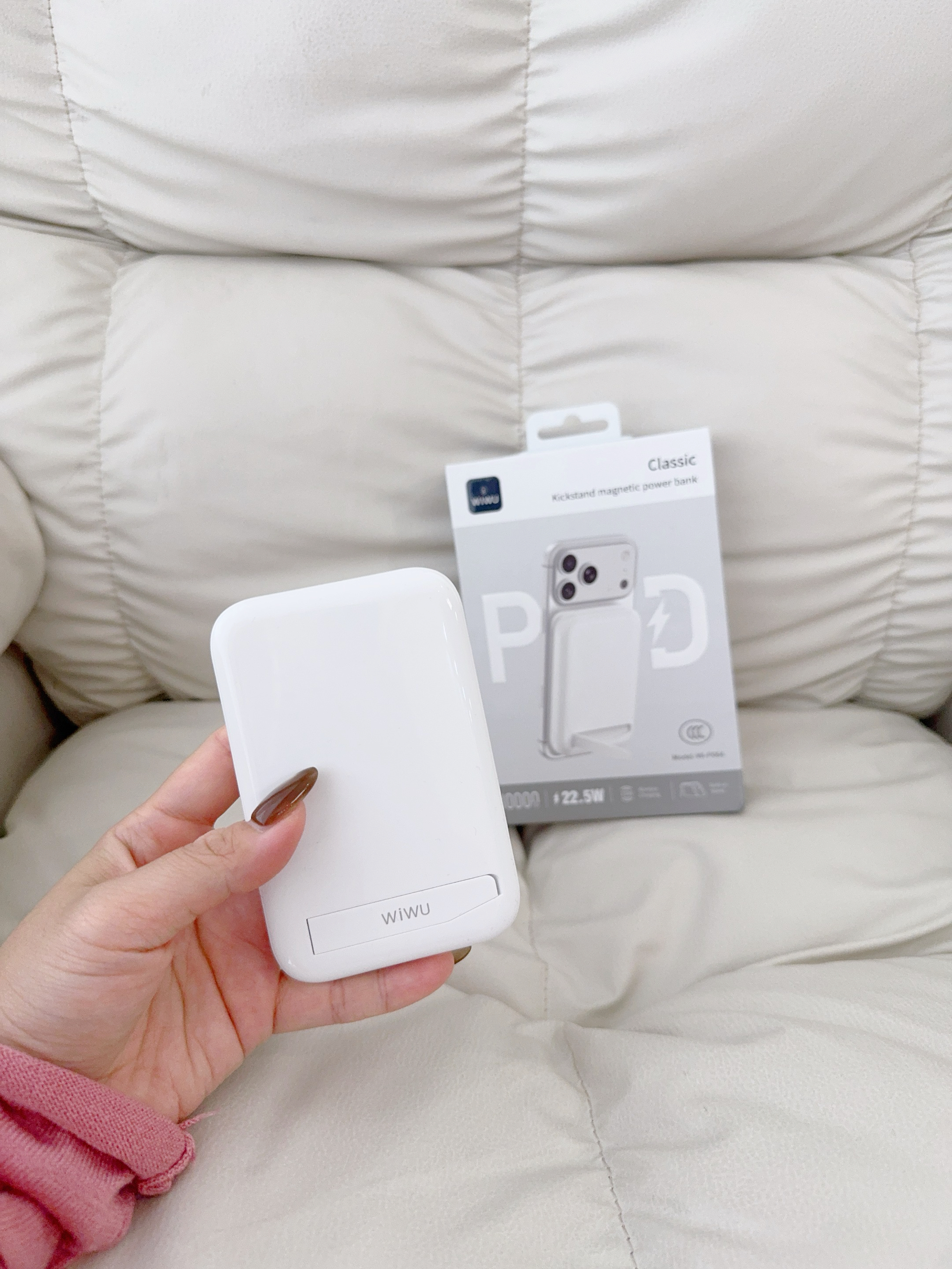 为悟WIWU【3C认证可登机】22.5W快充磁吸支架充电宝移动电源 适用苹果iPhone 18/17华为小米手机 白色 实拍图