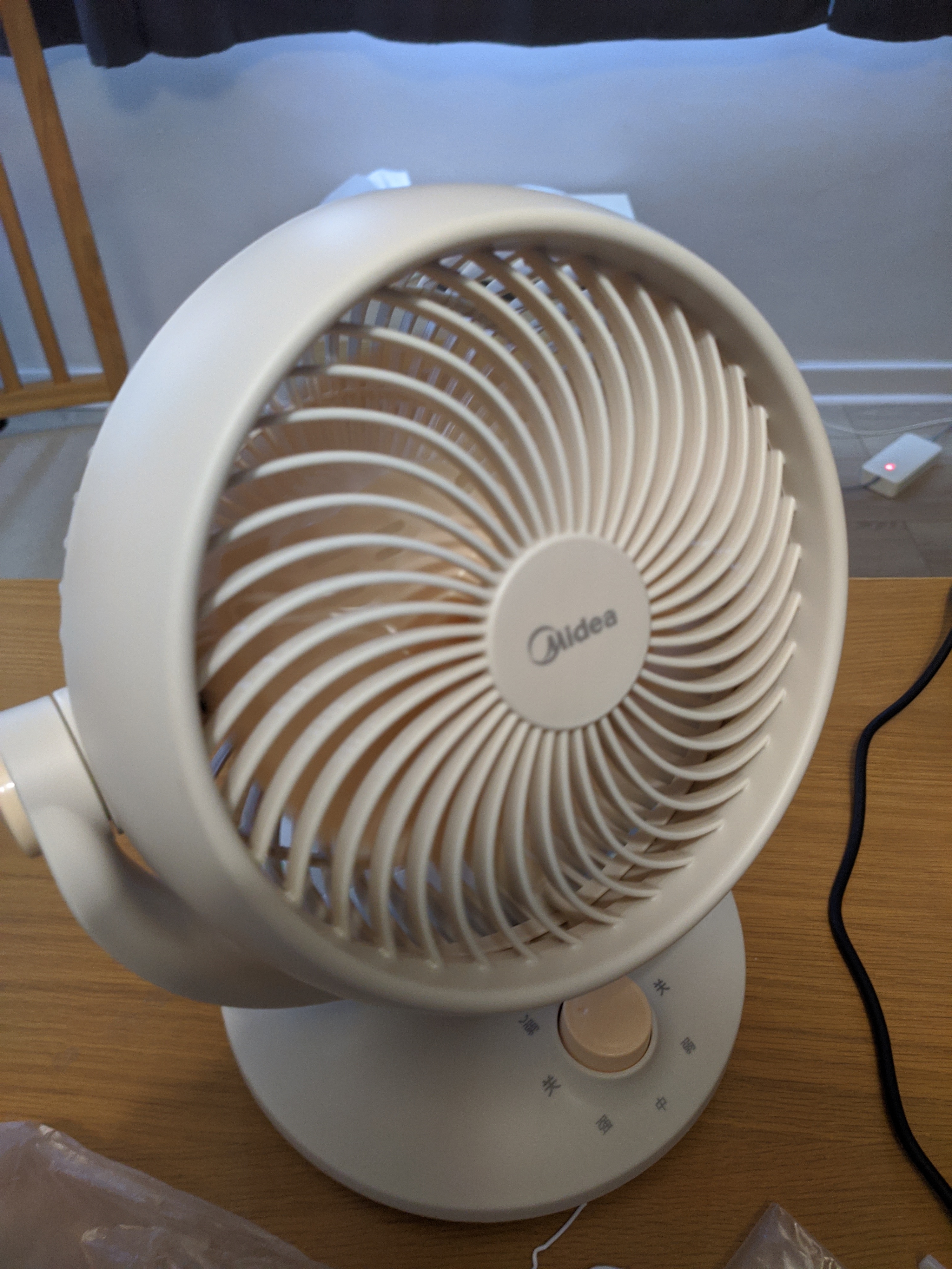 美的（Midea）【小型风扇】轻音台式桌面空气循环扇家用柔风电风扇宿舍好物办公迷你台扇落地扇空调伴侣 GAF18AD 实拍图