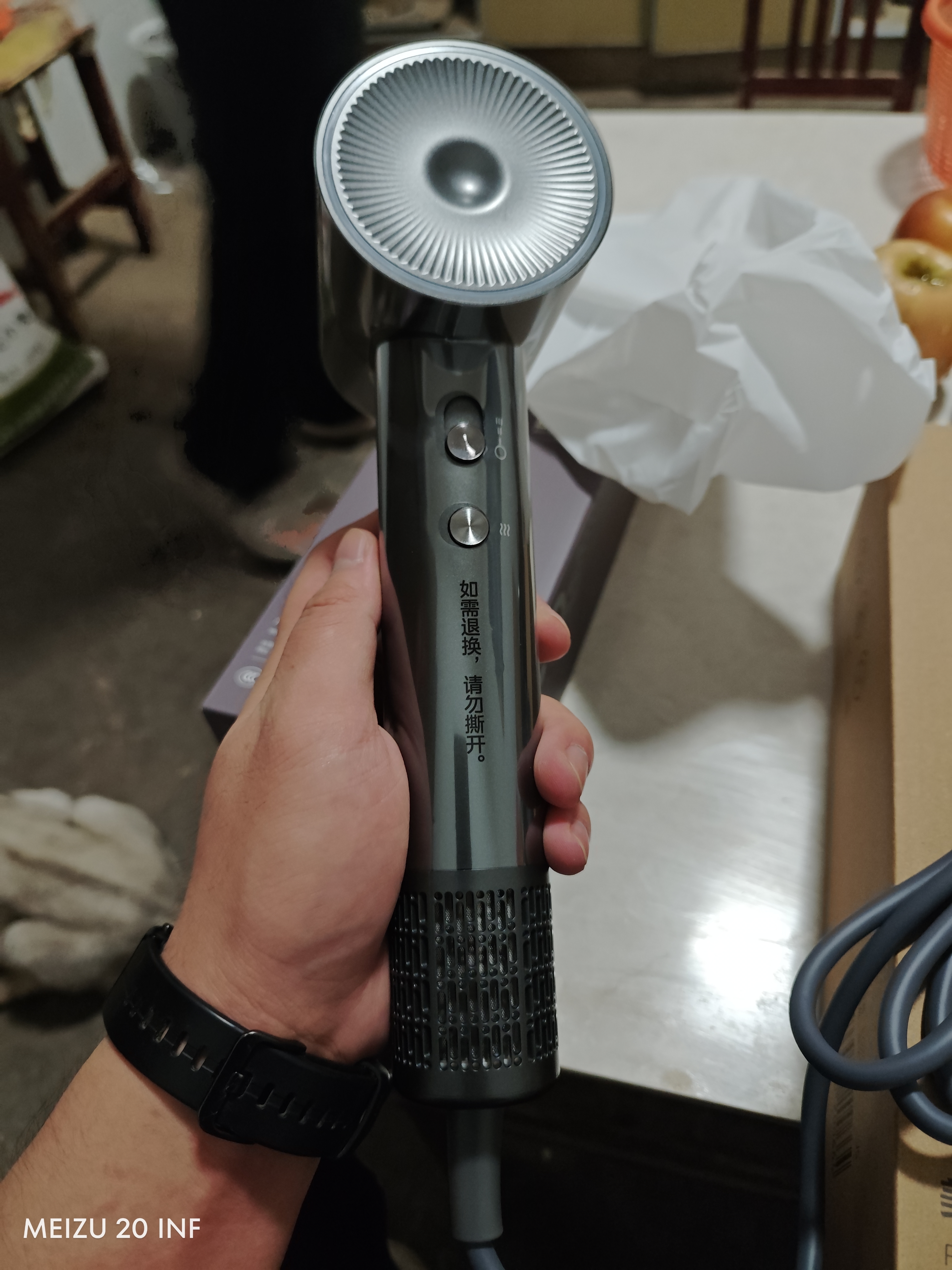 美的（Midea）高速护发吹风机 39亿等离子护发电吹风 大功率速干 家用负离子吹风筒FG208灰 节日礼物 实拍图