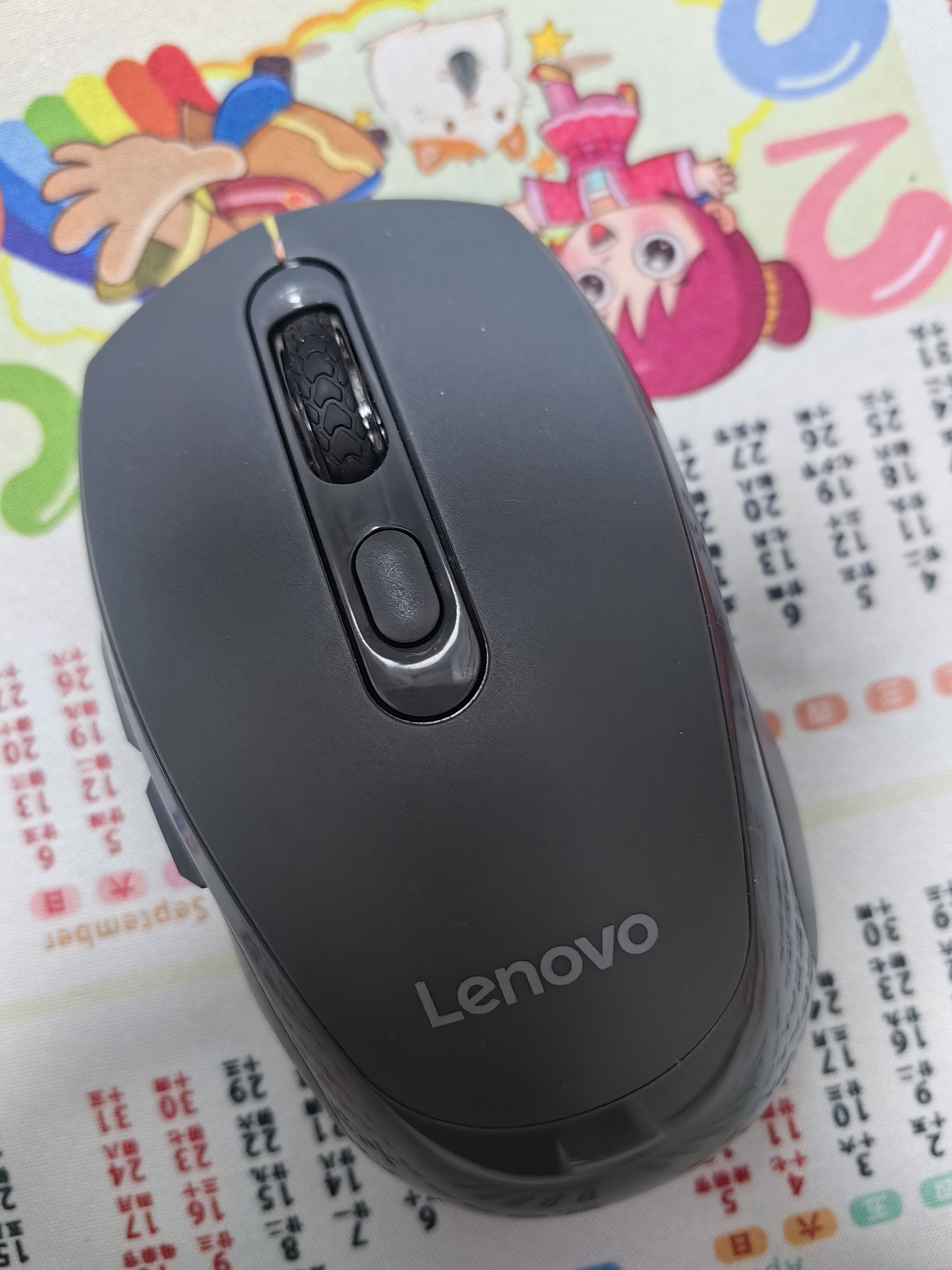 联想（Lenovo）无线鼠标 轻音商务办公鼠标 人体工学 侧键 适用笔记本台式机一体机 M130深灰 实拍图
