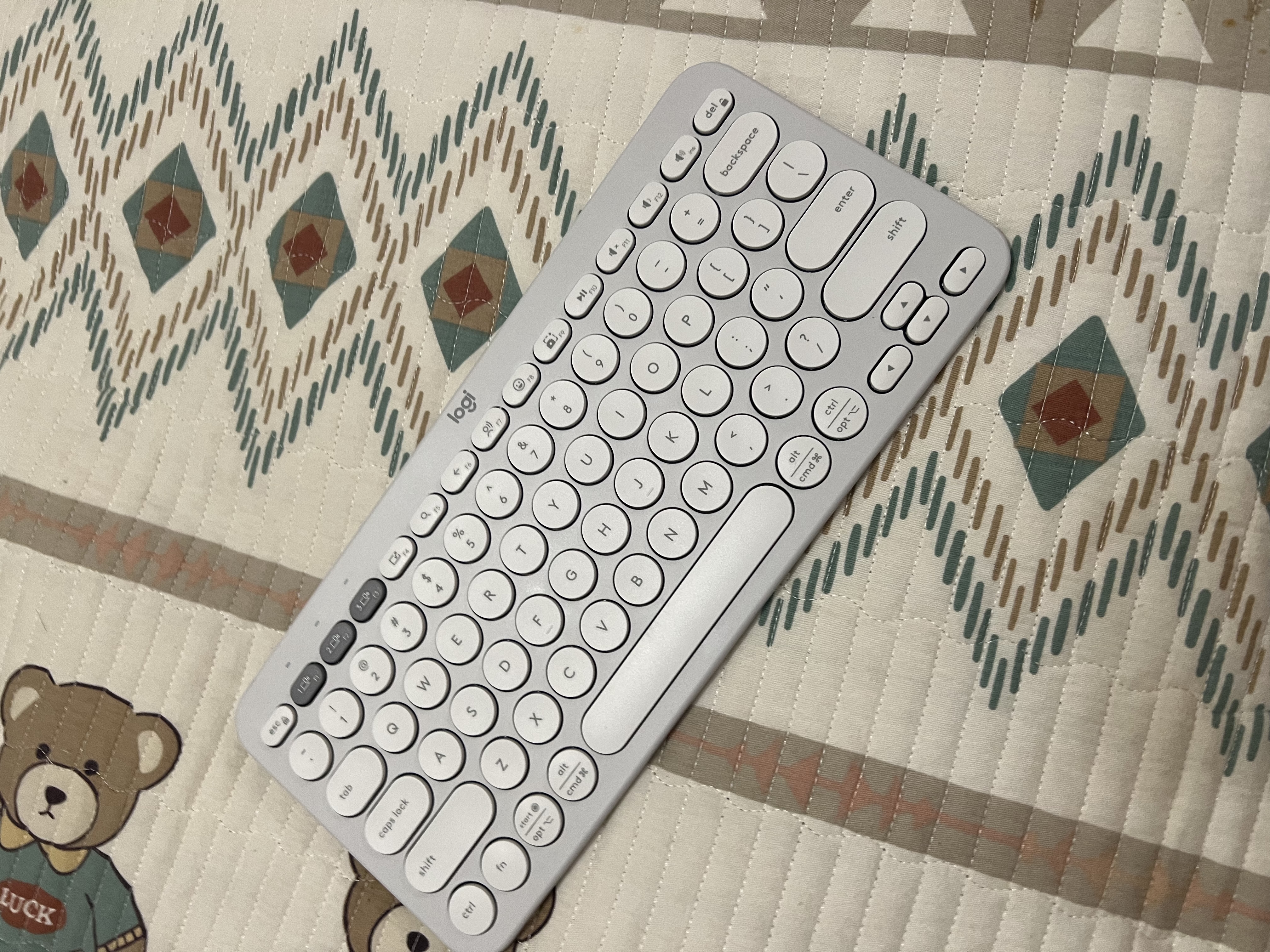 罗技（Logitech）时尚系列K390无线蓝牙键盘 超薄便携  K380升级版 白色 79键 实拍图