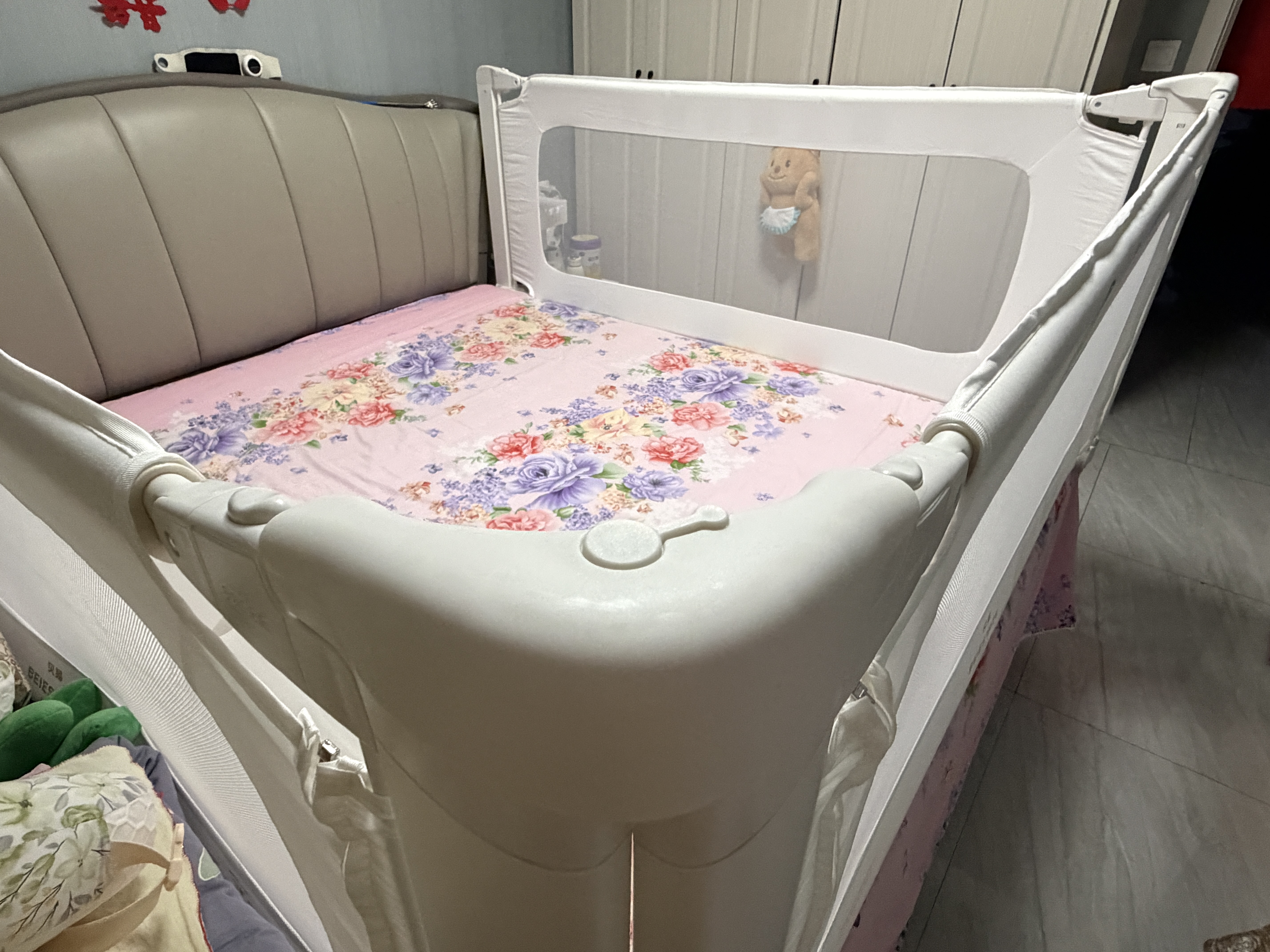 贝易Pro稳稳婴儿床围栏防摔防护栏铝合金锁床系统免打孔三面1.8×2m 实拍图