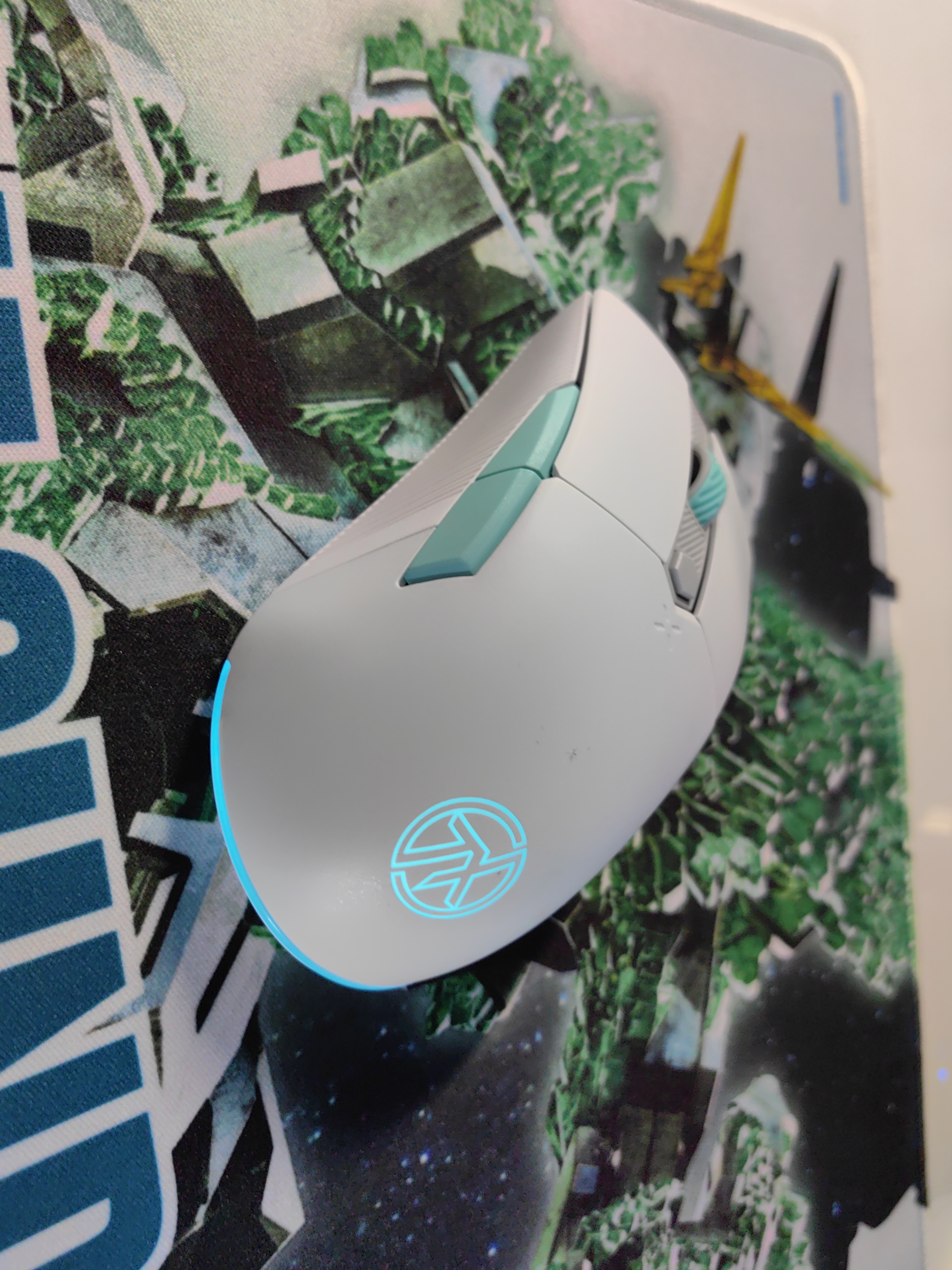 华硕天选游戏mini鼠标 无线三模 轻量化65g 对称手型 黑神话悟空 FPS 吃鸡鼠标  12000DPI RGB 月耀白 实拍图
