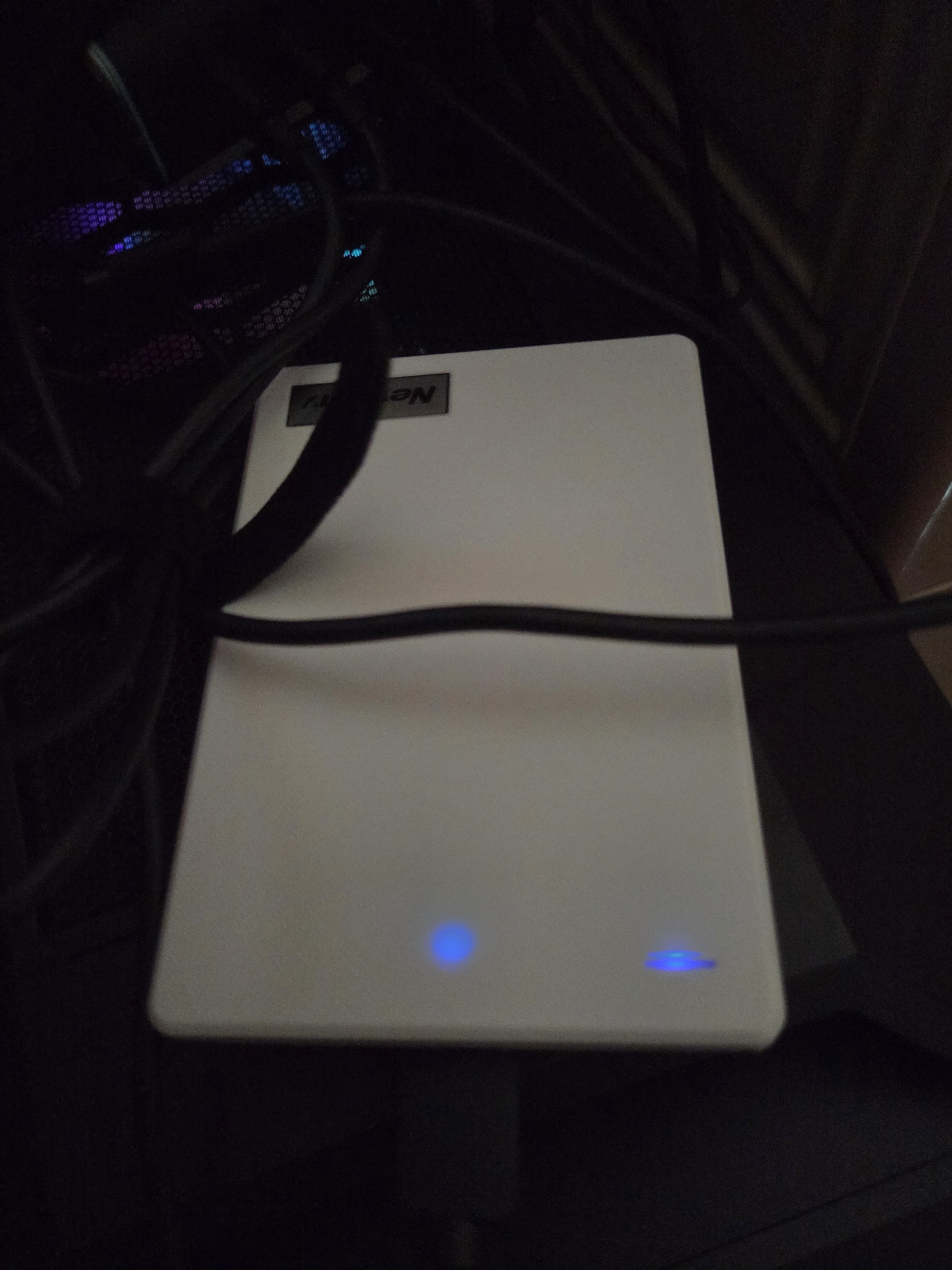 纽曼（Newsmy）1TB 移动硬盘机械 双盘备份 清风Plus系列 USB3.0 2.5英寸 清新白 海量存储 手机连接 格纹设计 实拍图